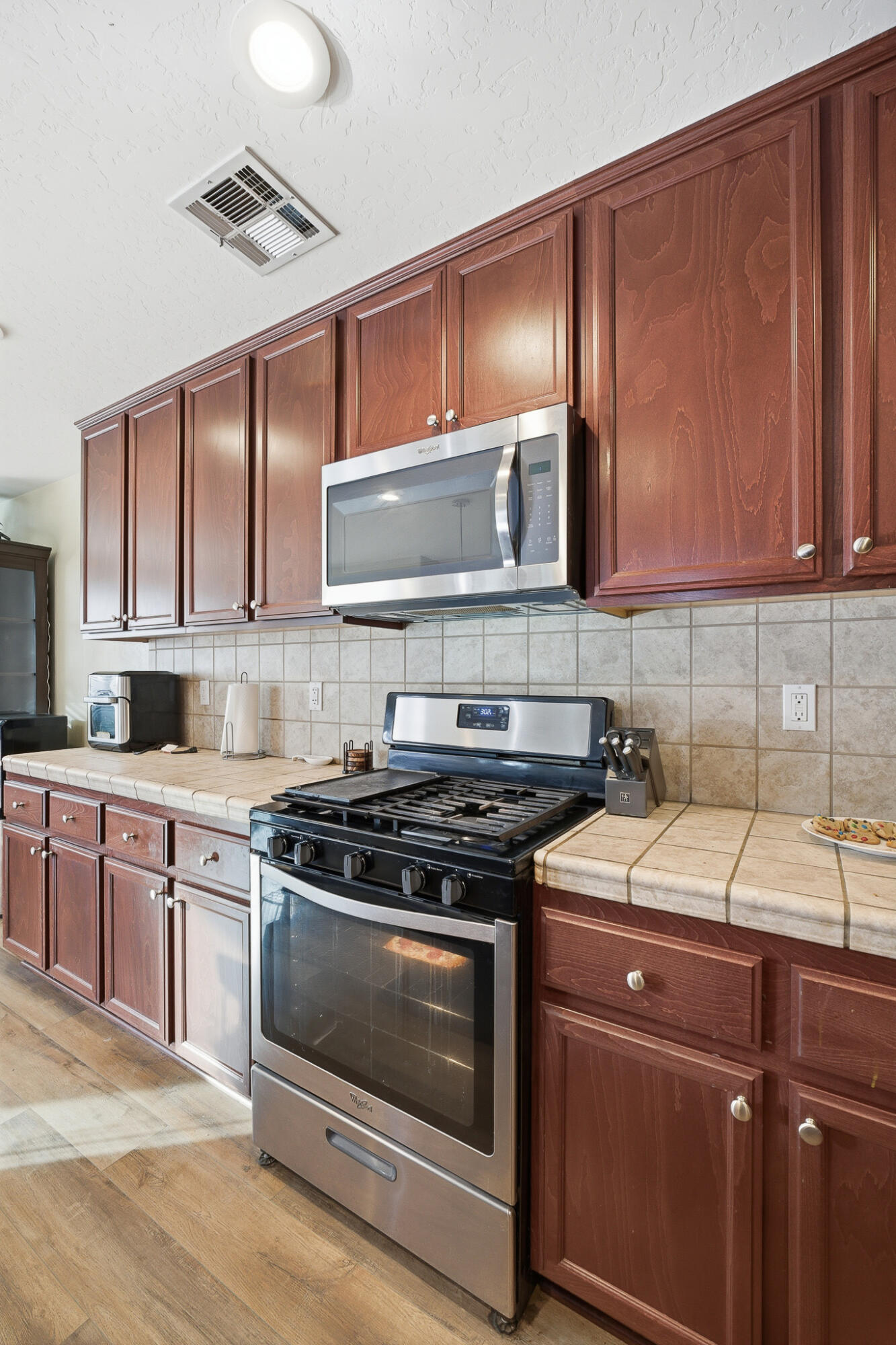 1537 N Irma St, Visalia, CA 93292