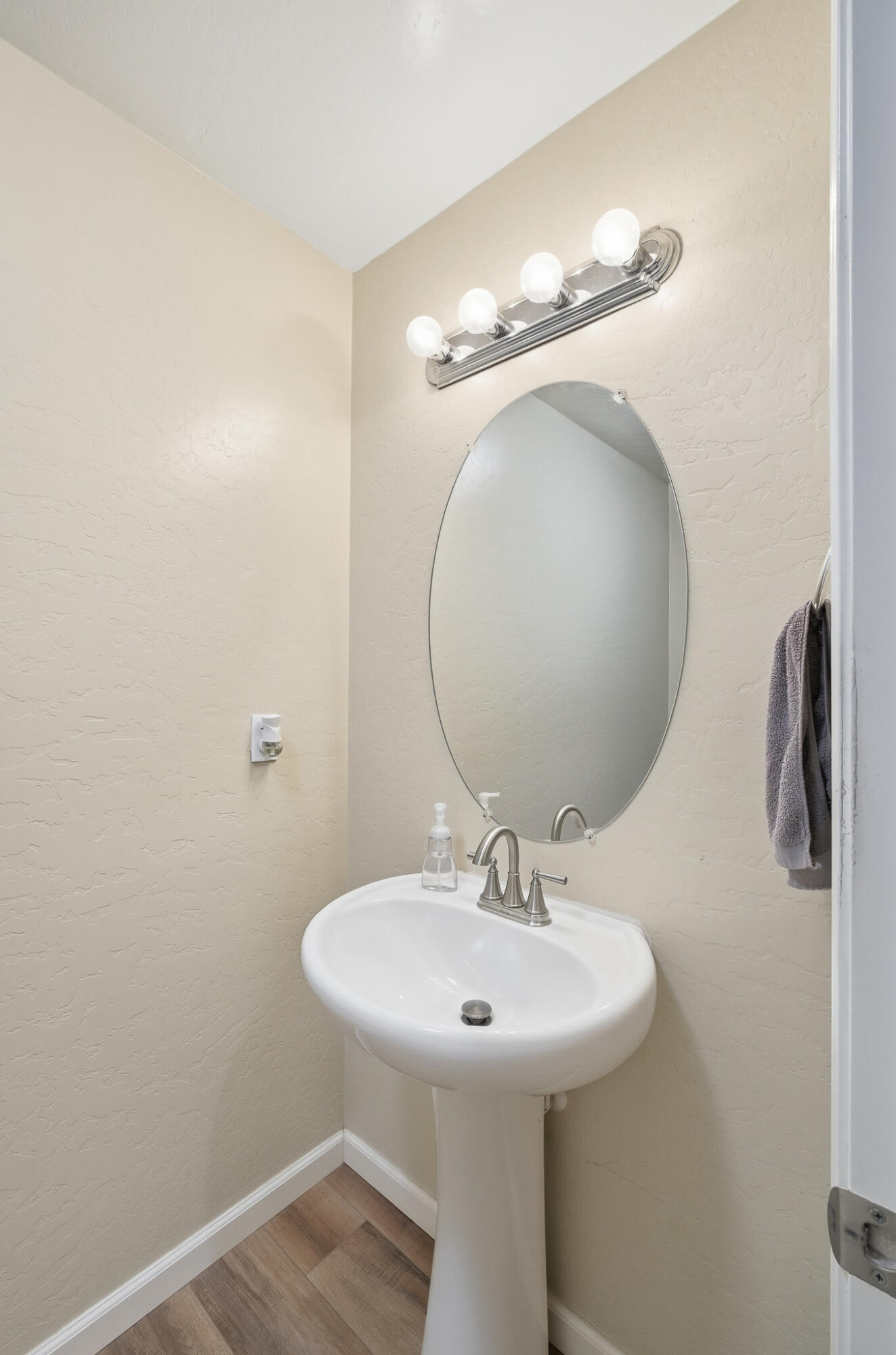 1537 N Irma St, Visalia, CA 93292