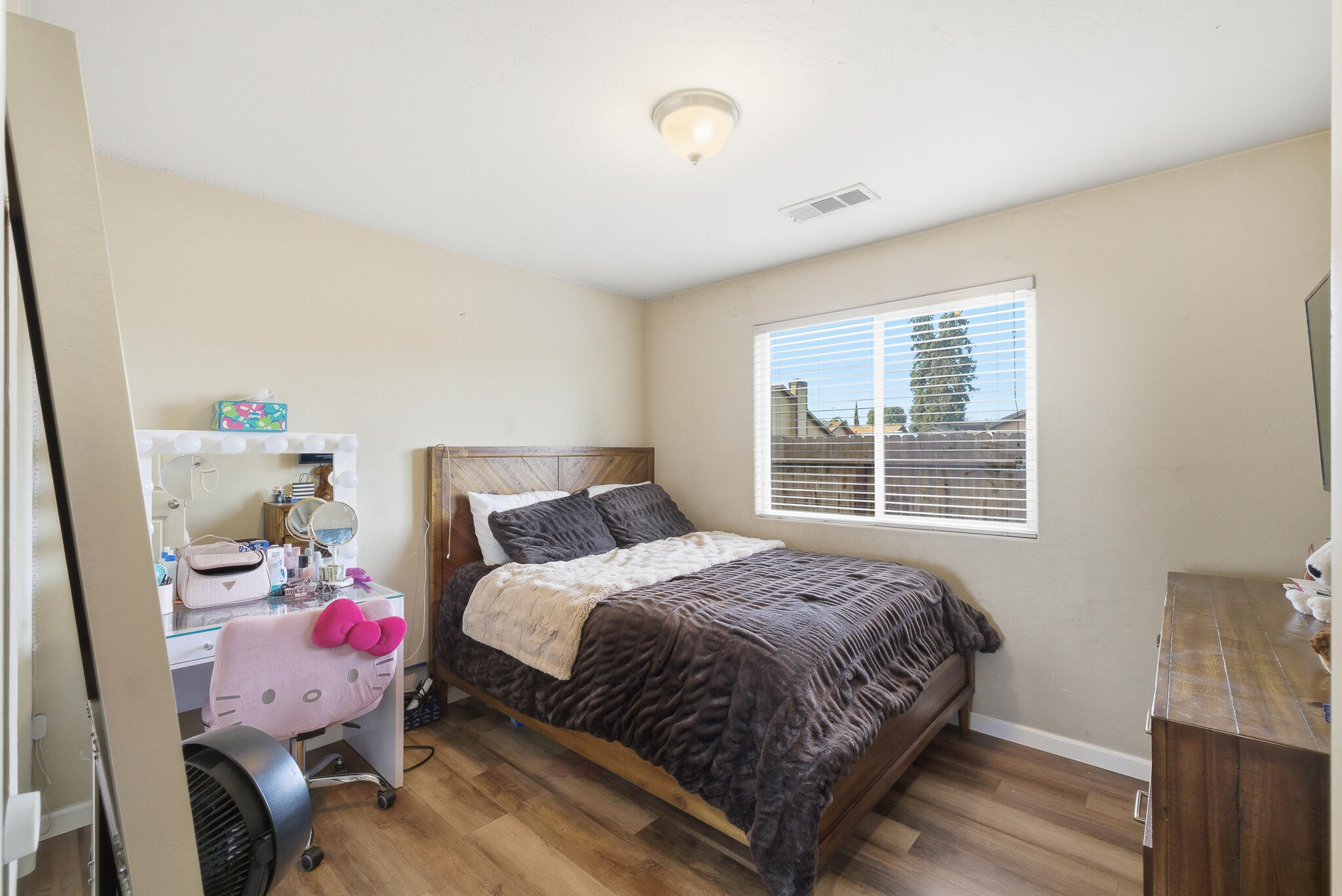 1537 N Irma St, Visalia, CA 93292