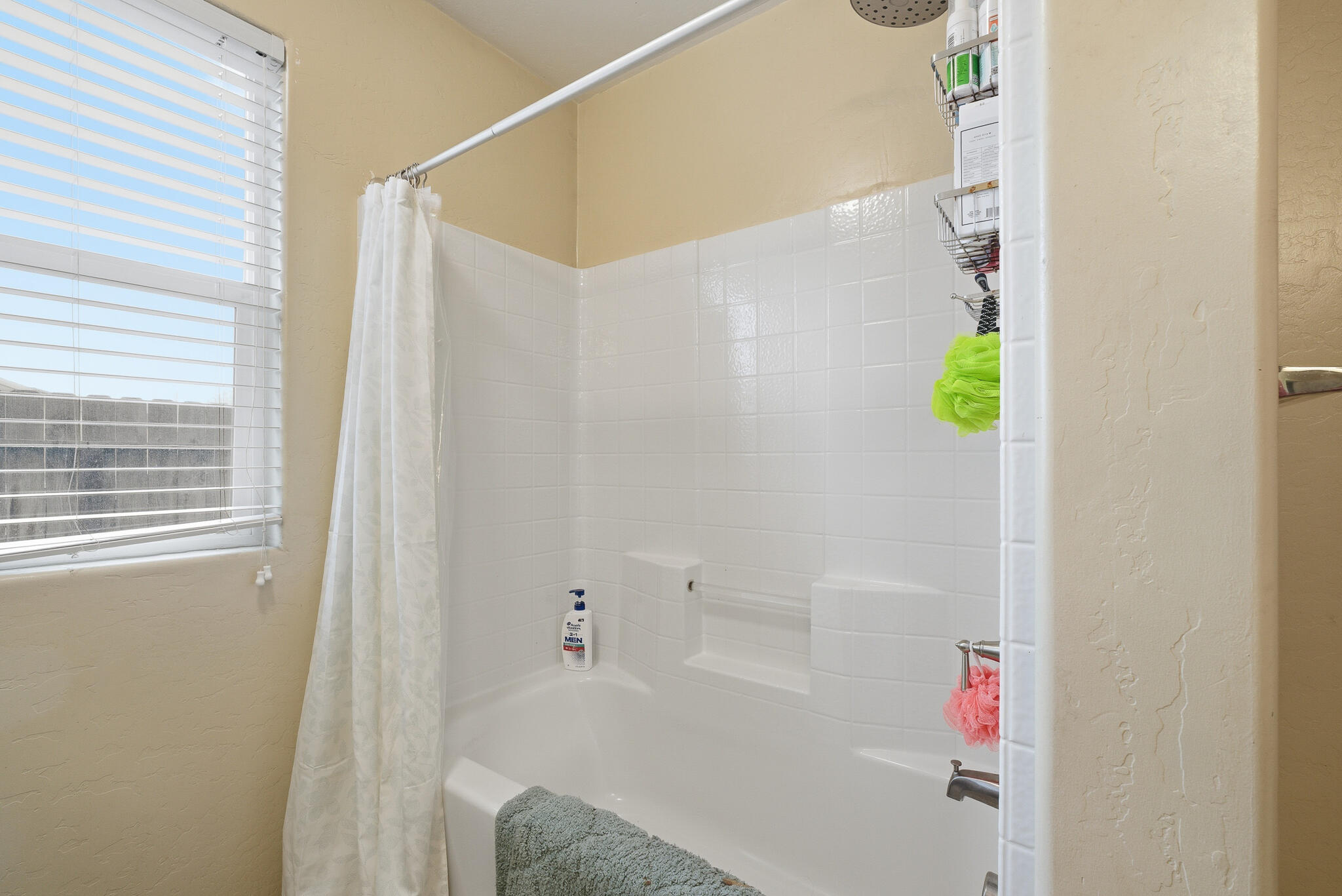 1537 N Irma St, Visalia, CA 93292