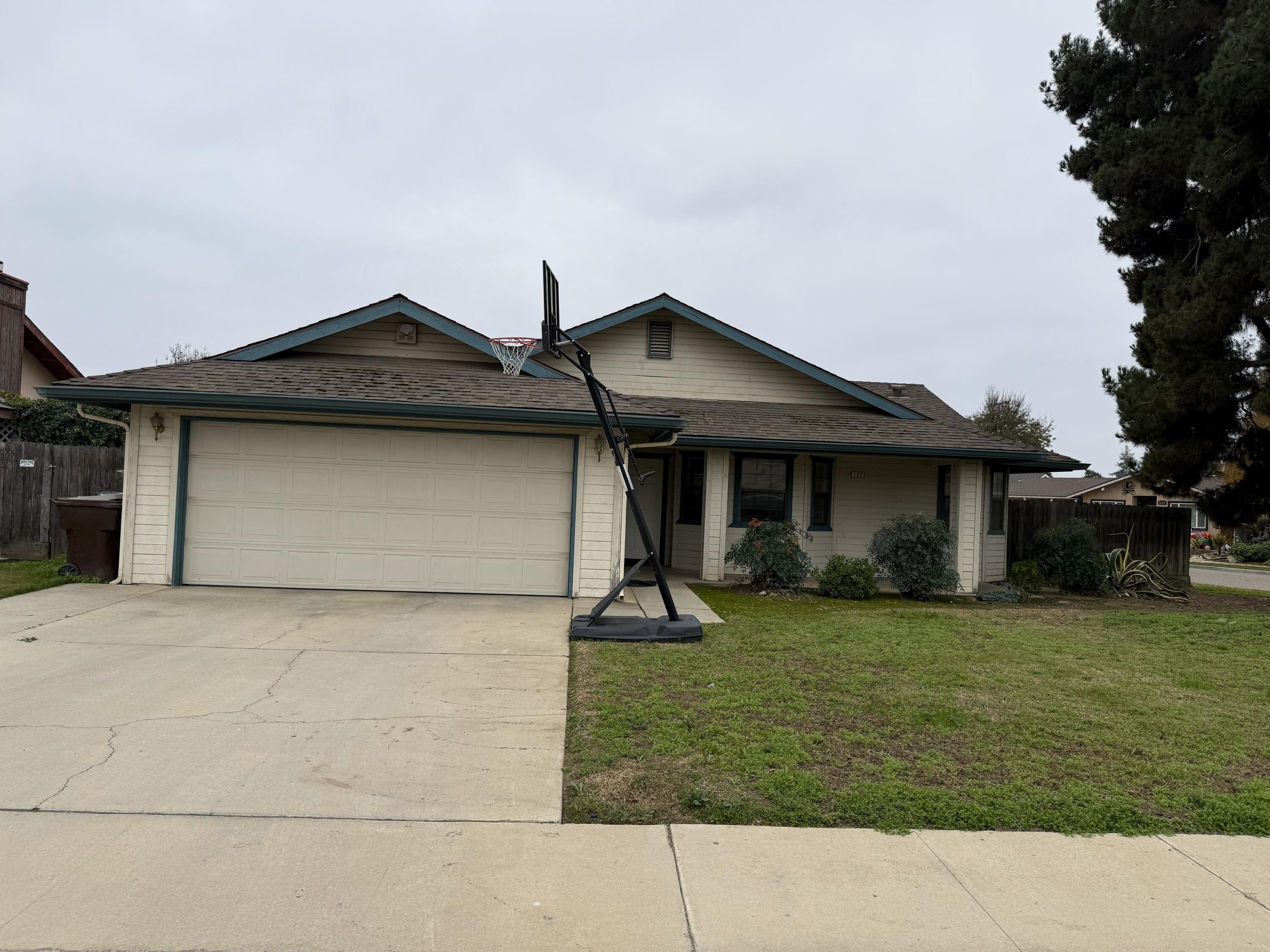 1923 E Sandalwood Ave, Tulare, CA 93274