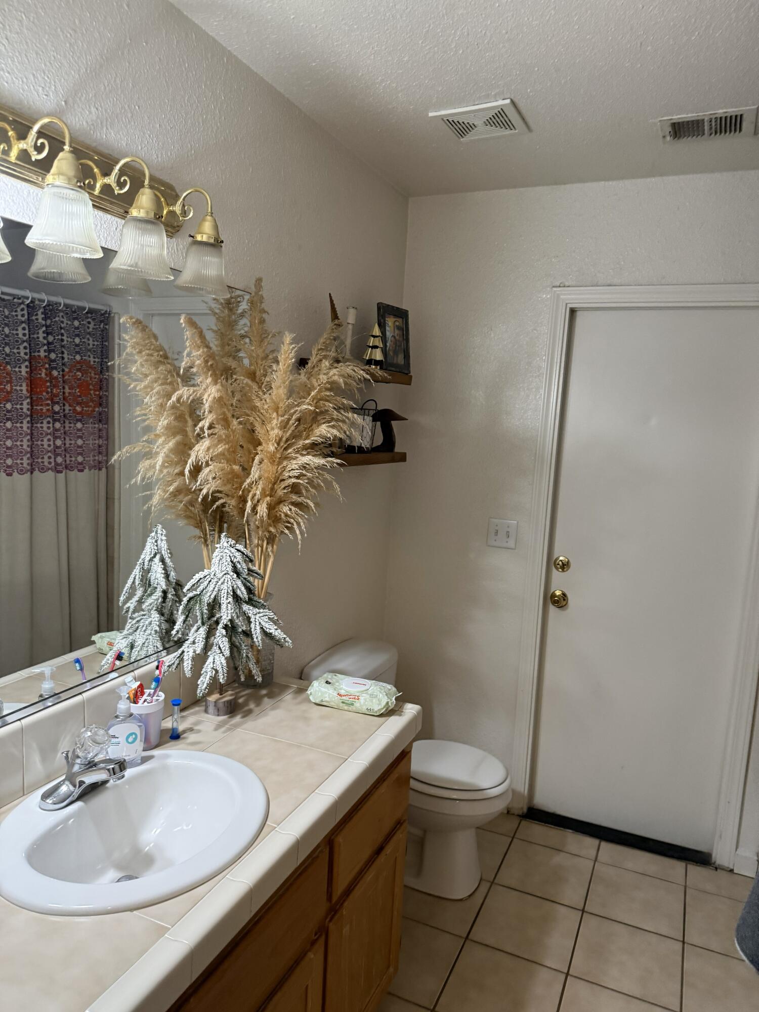 1923 E Sandalwood Ave, Tulare, CA 93274