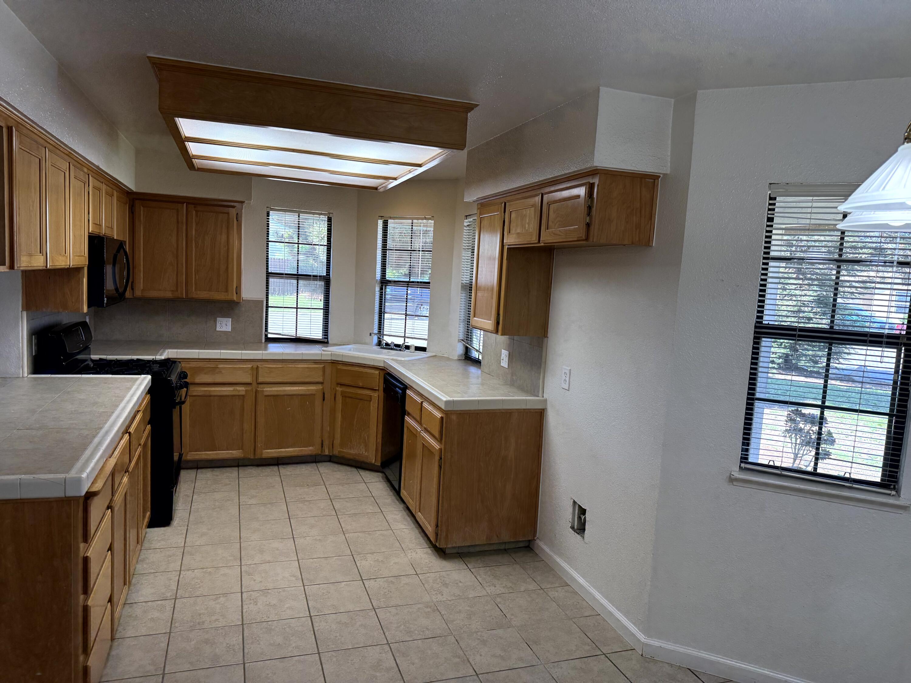 1923 E Sandalwood Ave, Tulare, CA 93274