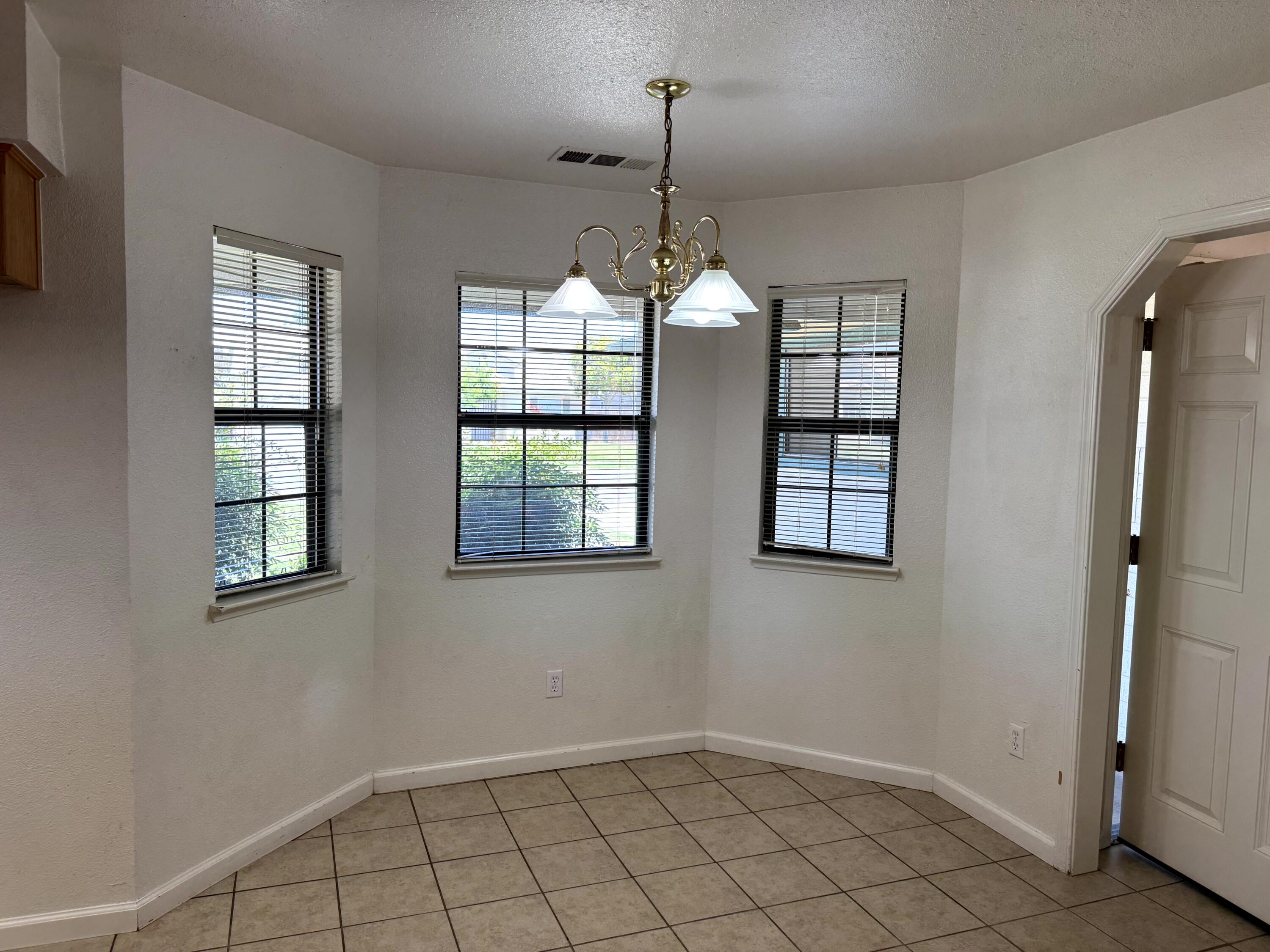 1923 E Sandalwood Ave, Tulare, CA 93274