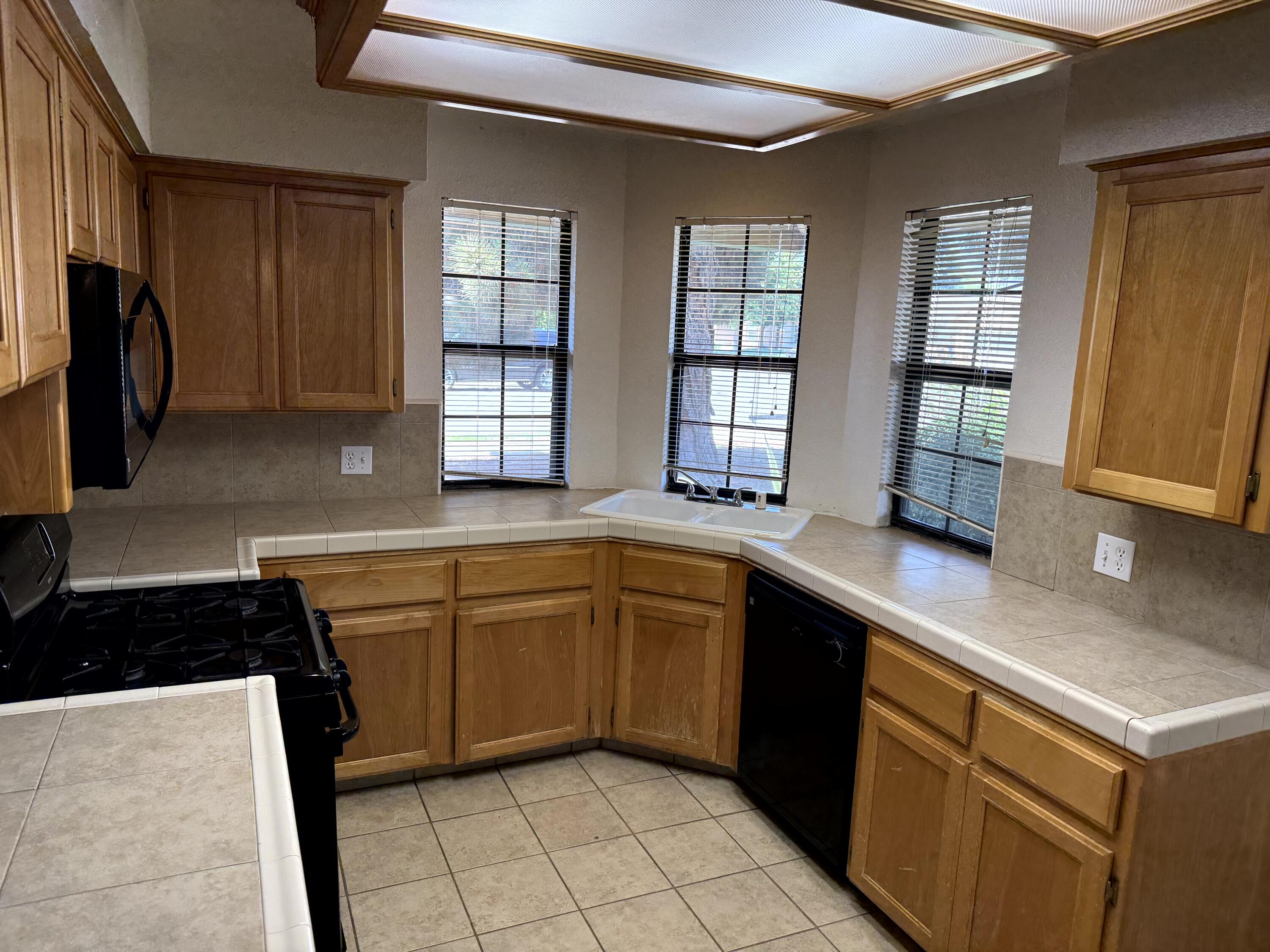 1923 E Sandalwood Ave, Tulare, CA 93274