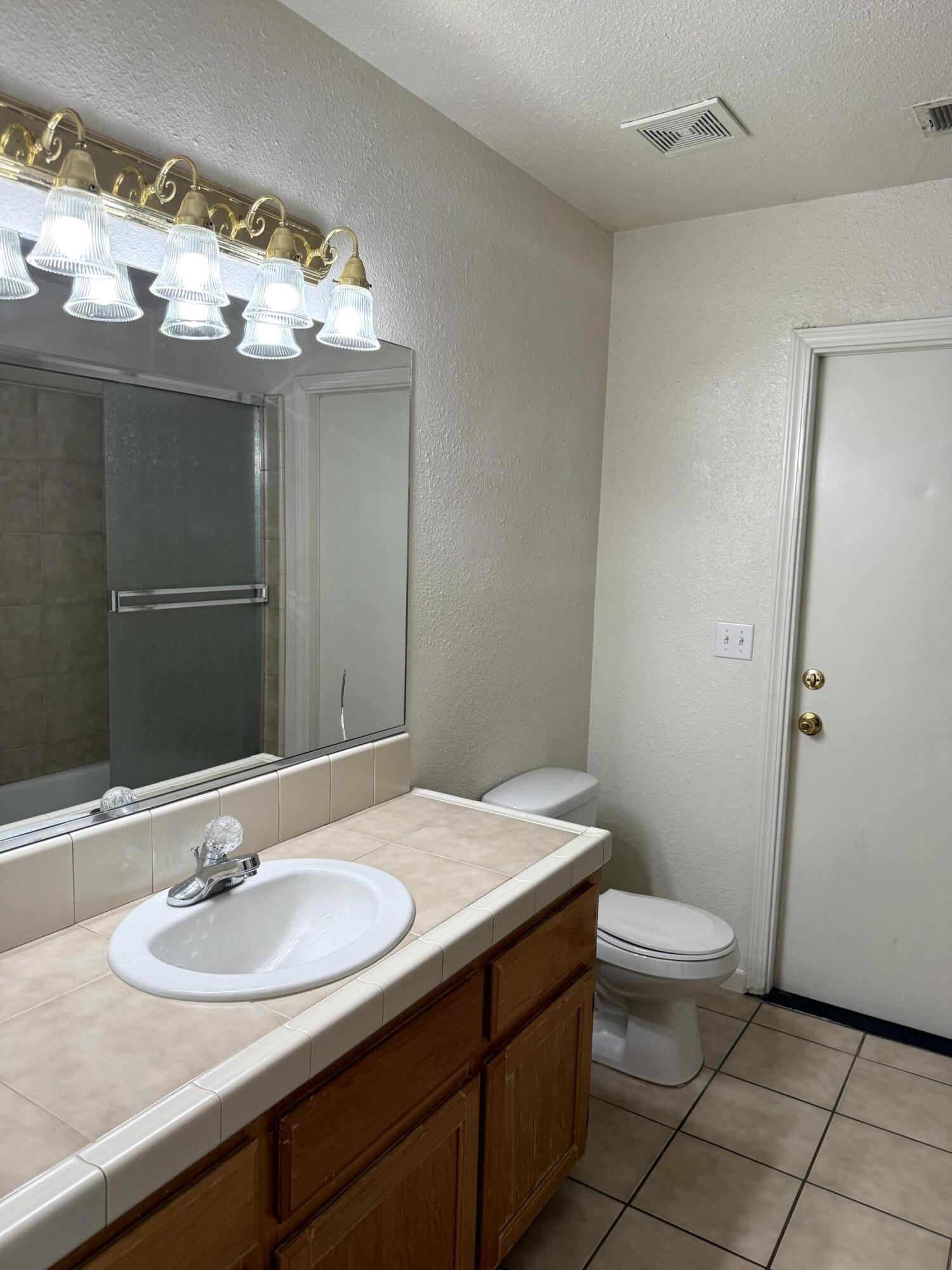 1923 E Sandalwood Ave, Tulare, CA 93274