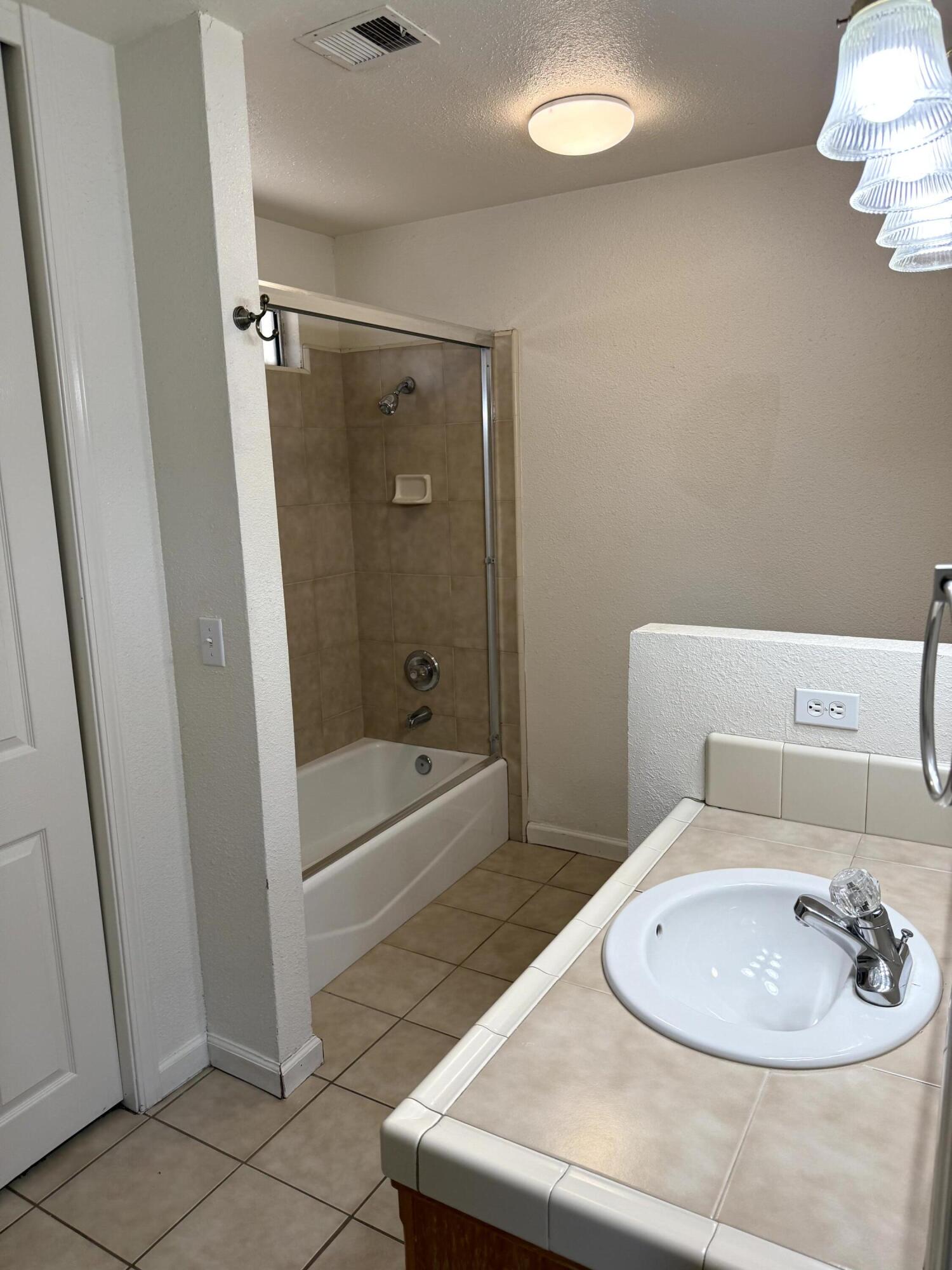 1923 E Sandalwood Ave, Tulare, CA 93274
