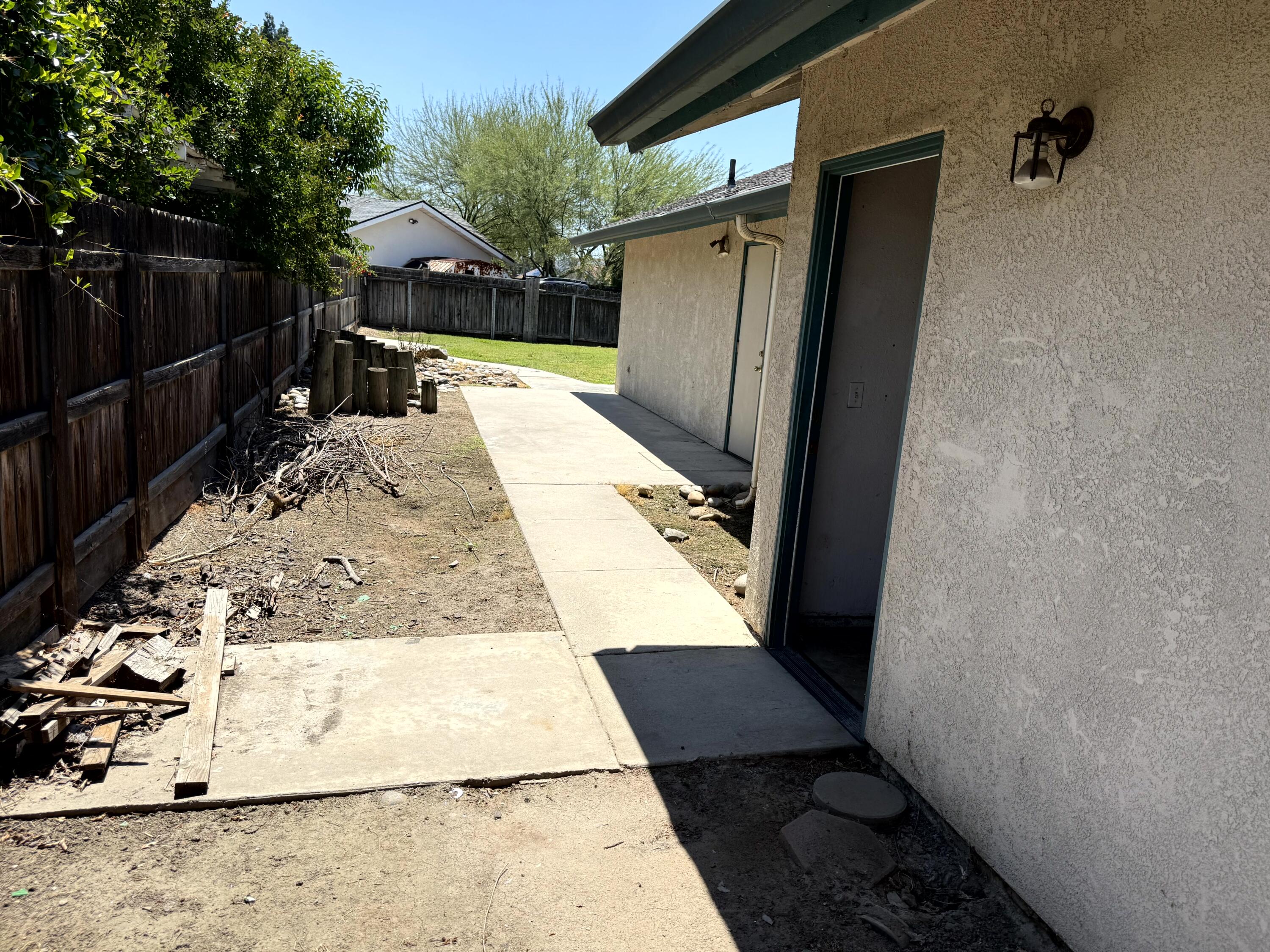 1923 E Sandalwood Ave, Tulare, CA 93274
