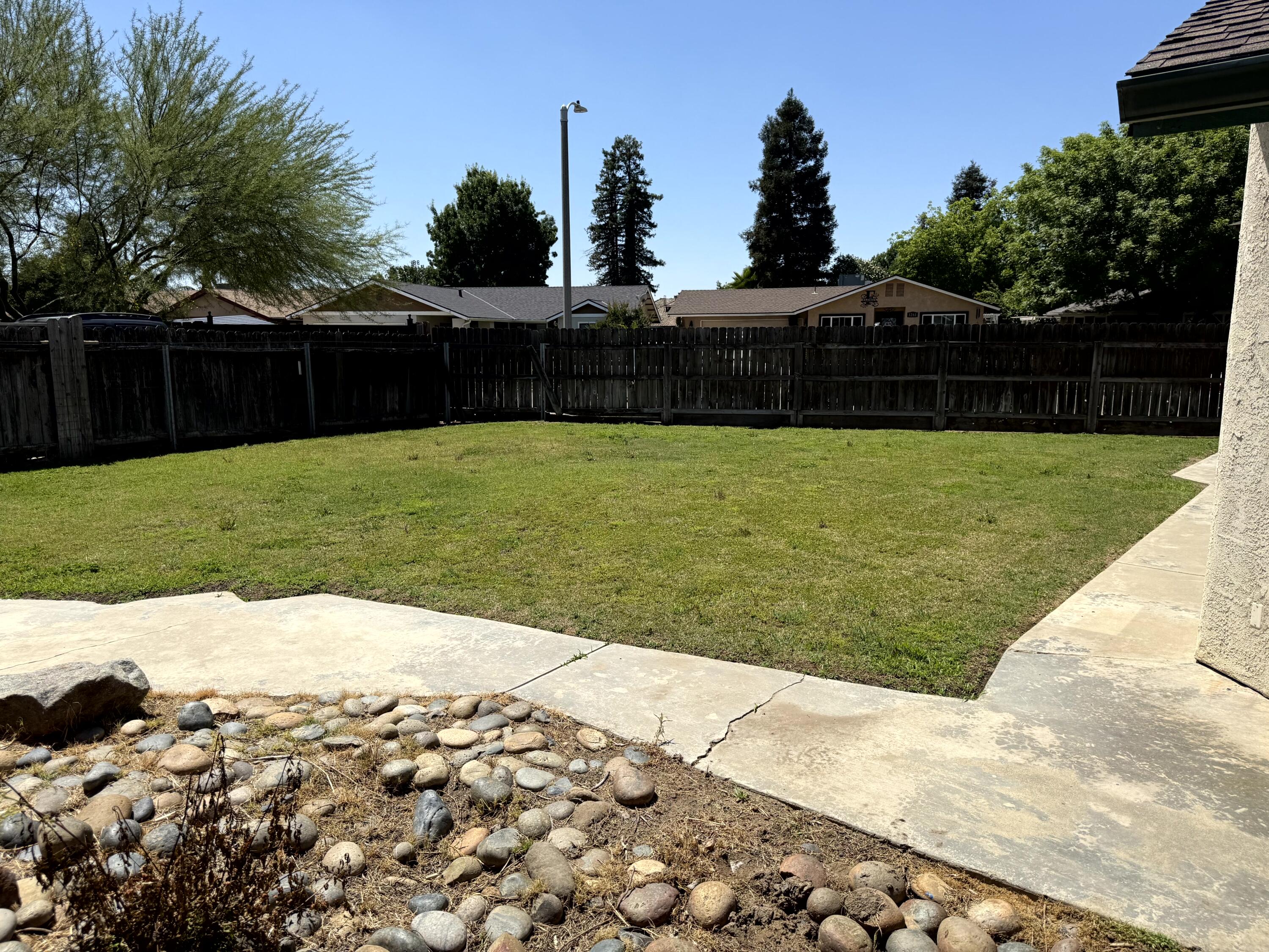 1923 E Sandalwood Ave, Tulare, CA 93274