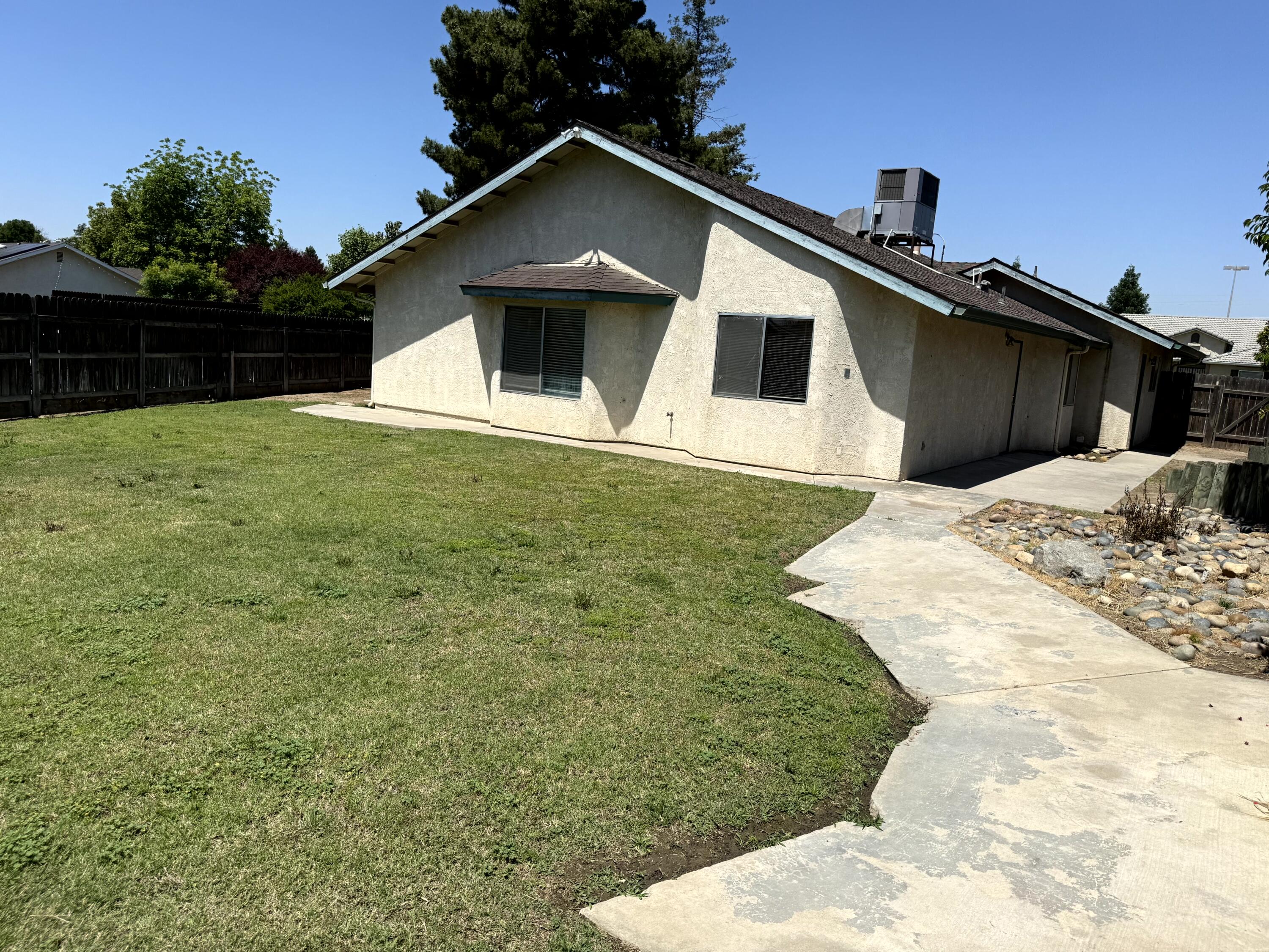 1923 E Sandalwood Ave, Tulare, CA 93274