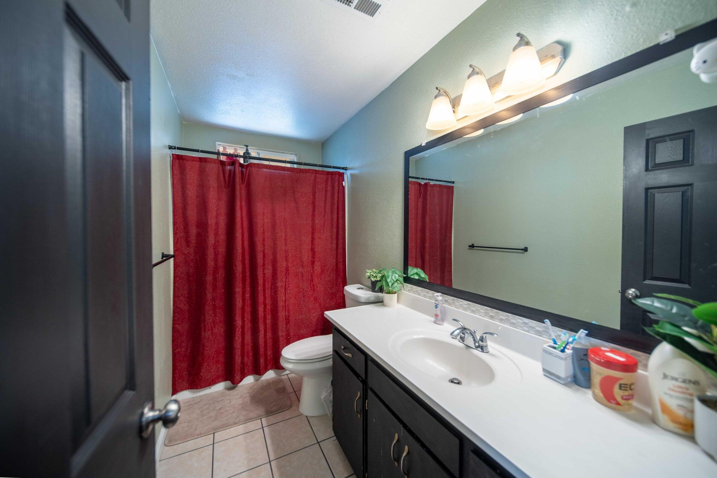 980 S Spruce St, Tulare, CA 93274