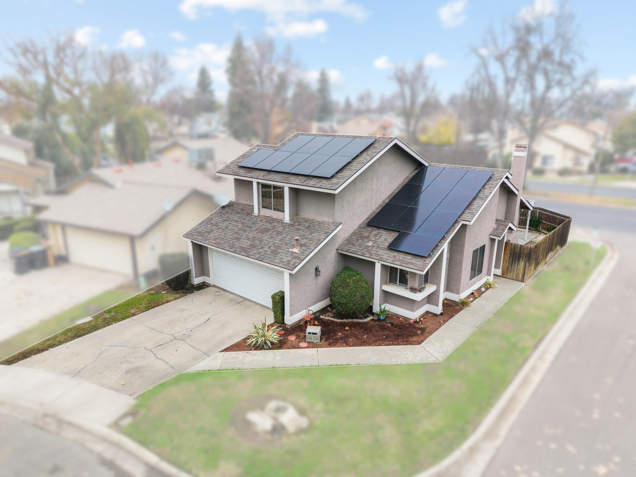 932 E Babcock Ave, Visalia, CA 93292