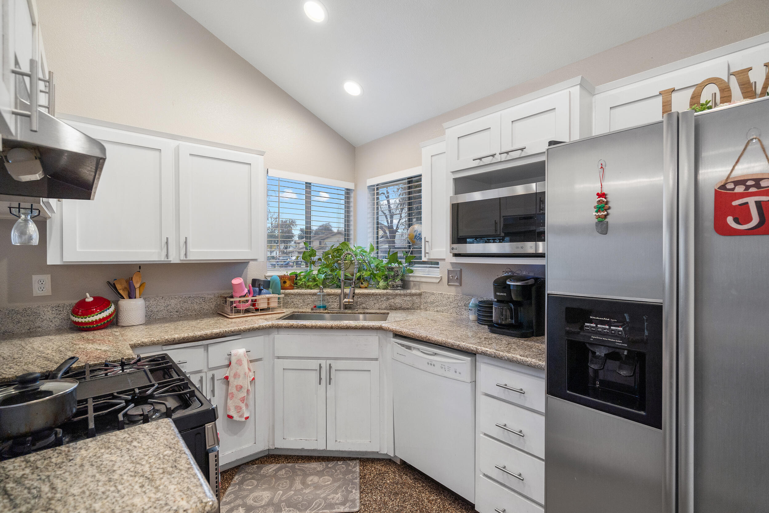 932 E Babcock Ave, Visalia, CA 93292