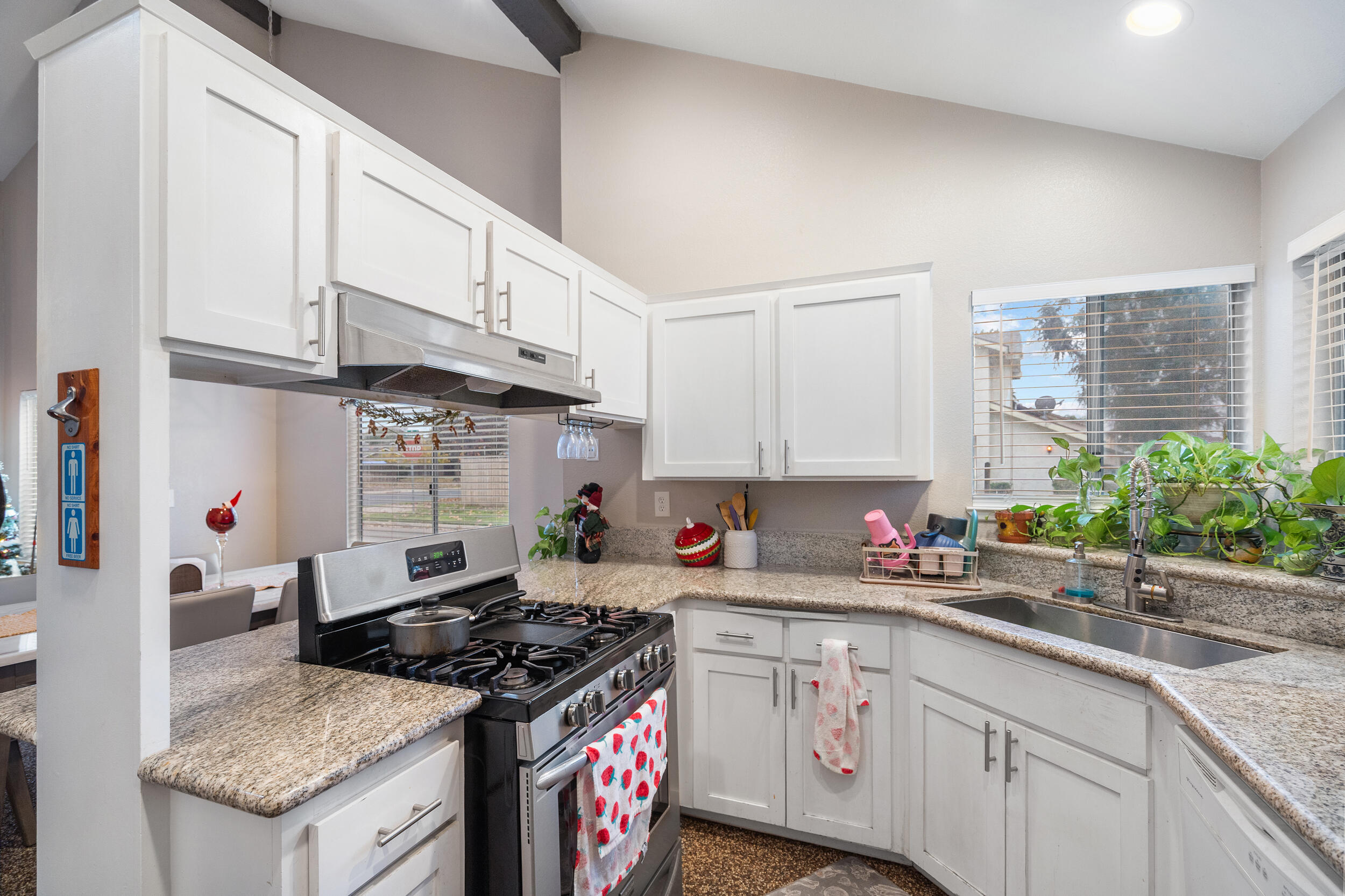 932 E Babcock Ave, Visalia, CA 93292