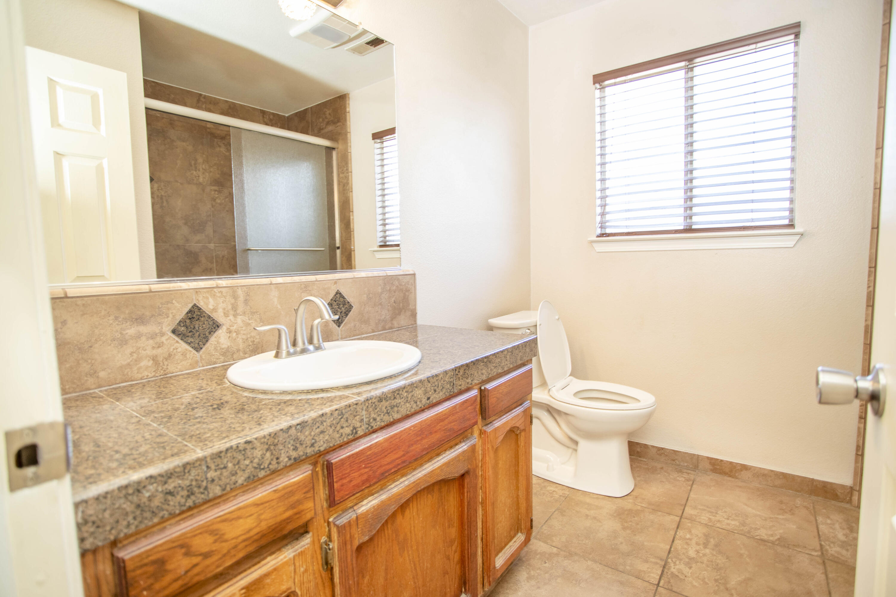 1127 W Orange Ave, Porterville, CA 93257