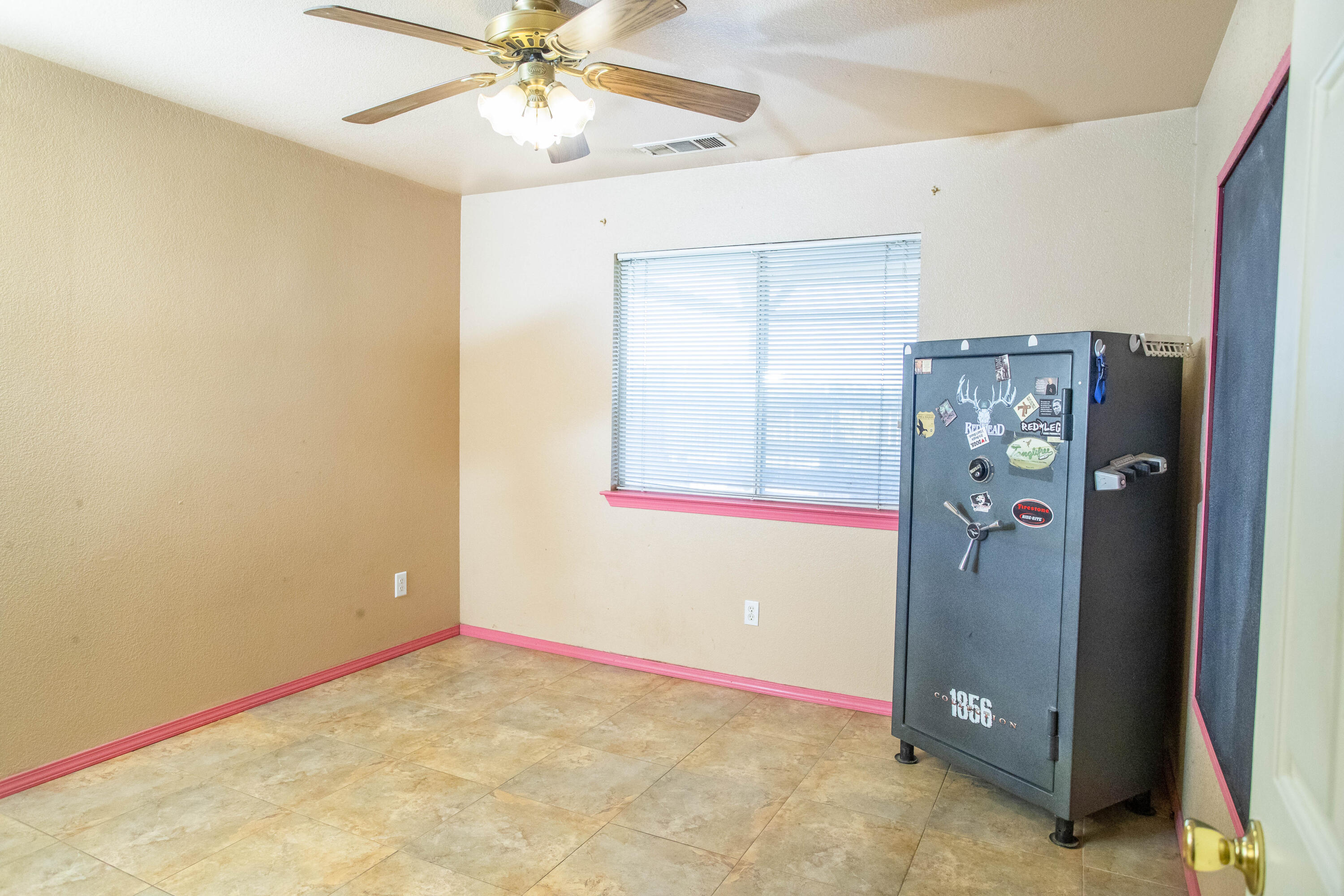 1127 W Orange Ave, Porterville, CA 93257