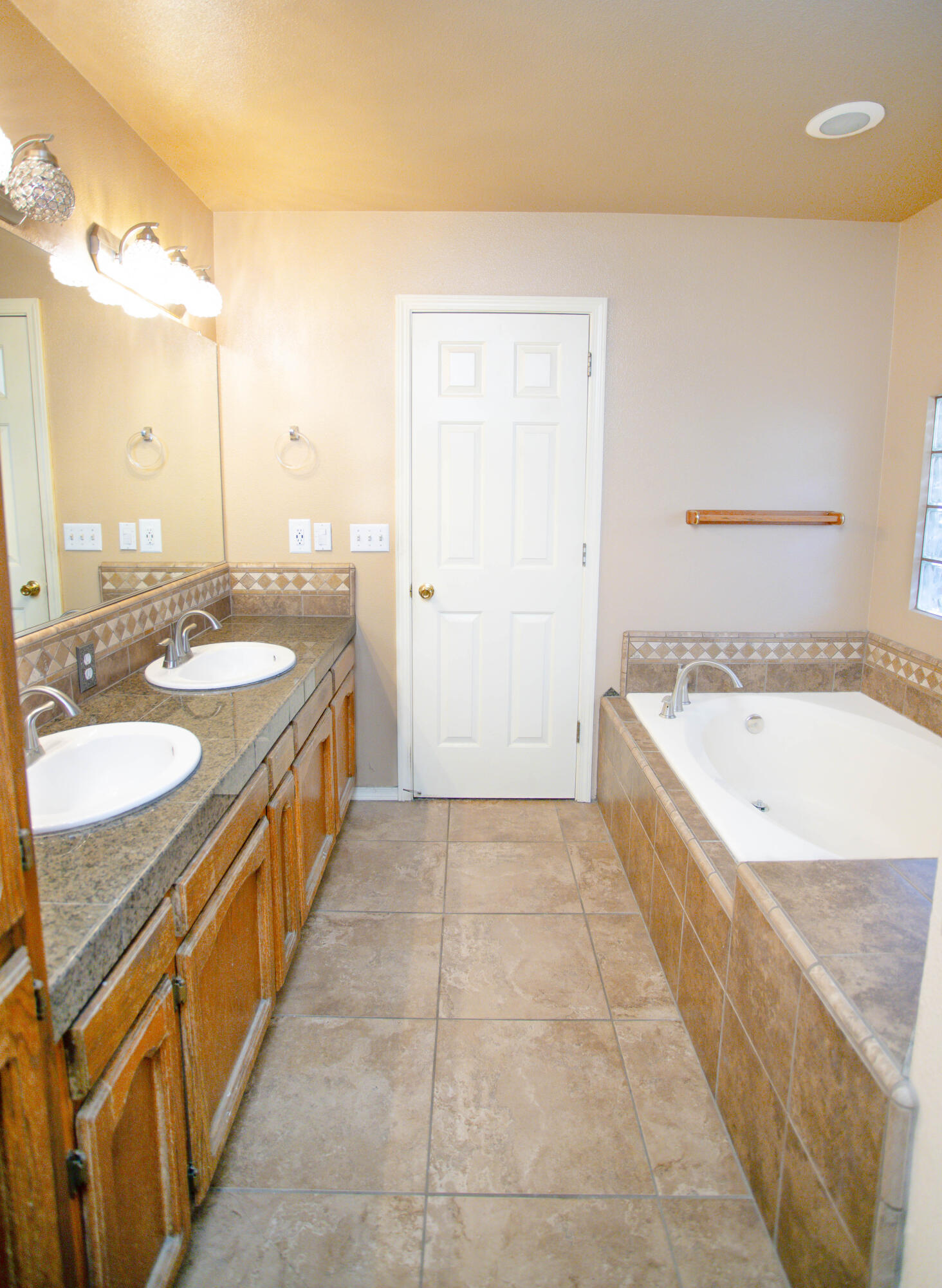 1127 W Orange Ave, Porterville, CA 93257