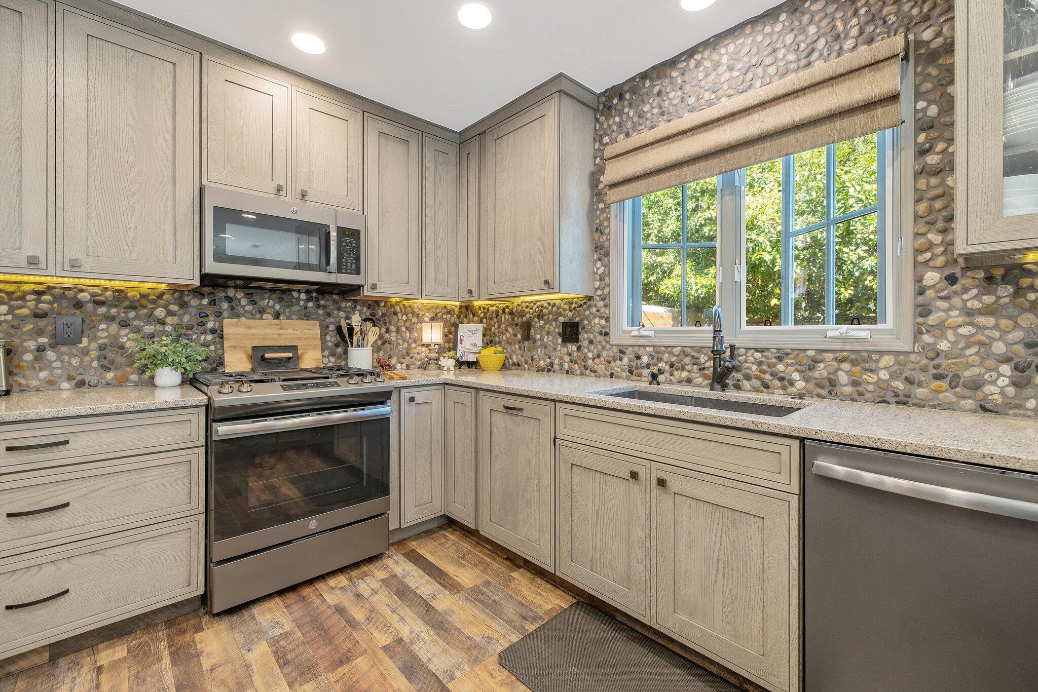 1501 W College Ave, Visalia, CA 93277