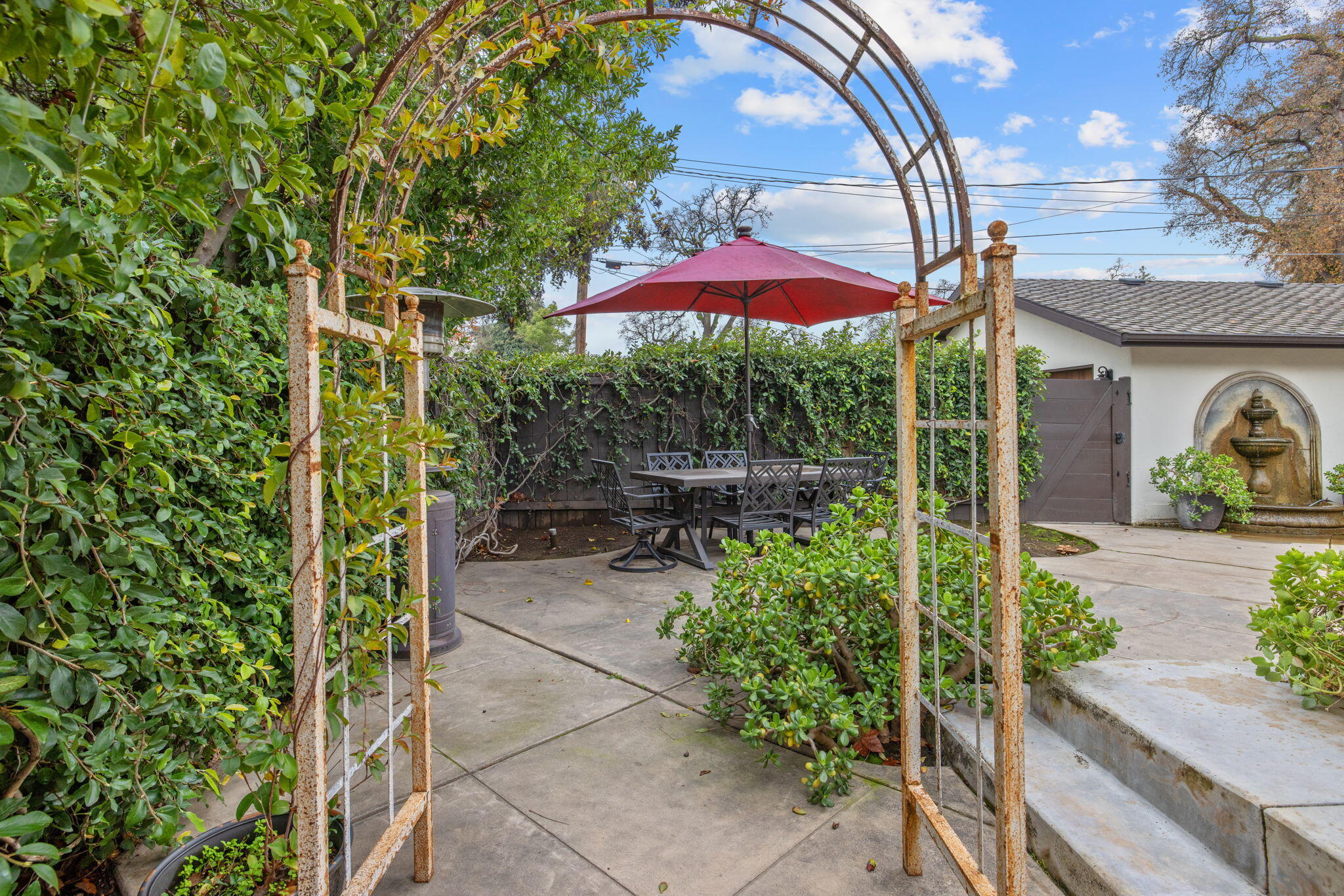 1501 W College Ave, Visalia, CA 93277