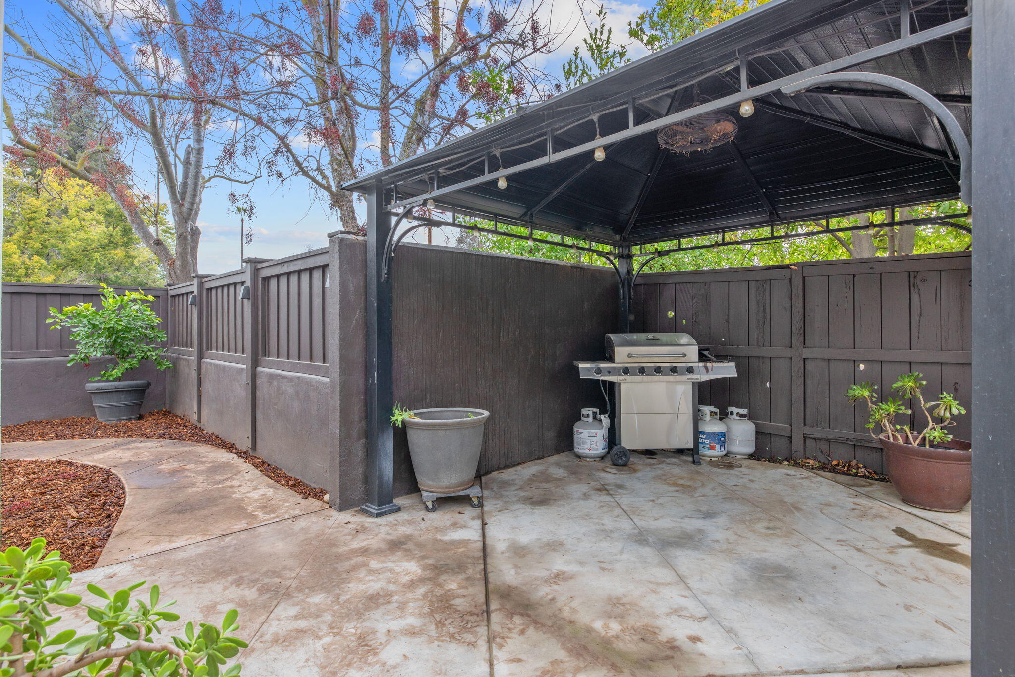 1501 W College Ave, Visalia, CA 93277