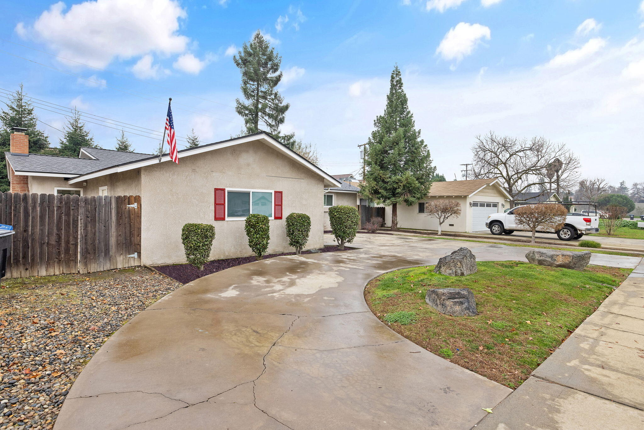 543 S Redwood St, Visalia, CA 93277