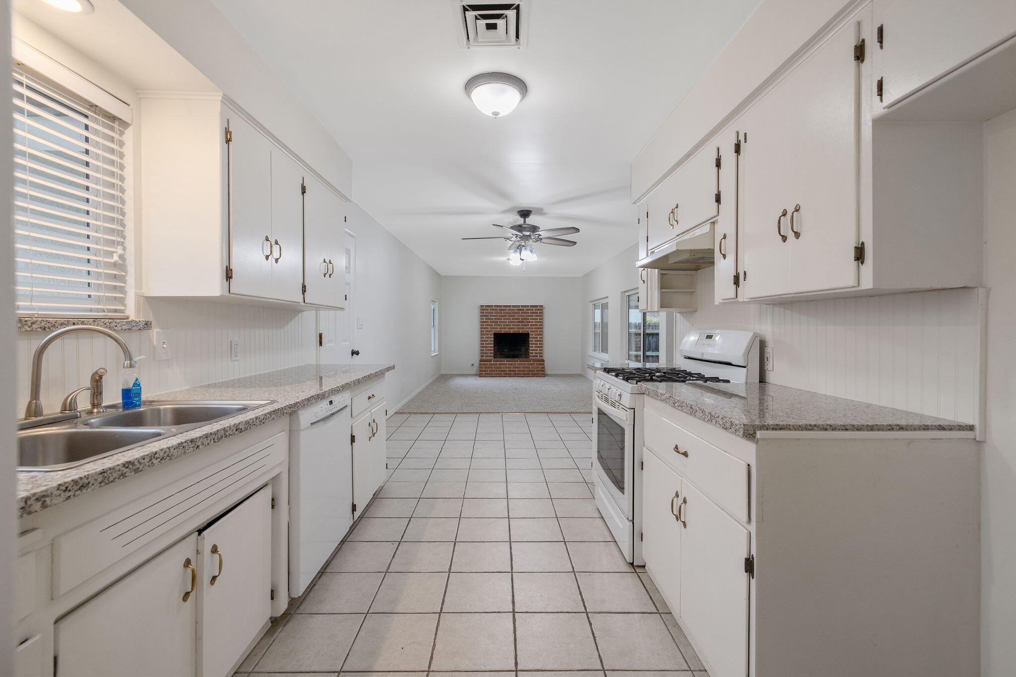 543 S Redwood St, Visalia, CA 93277