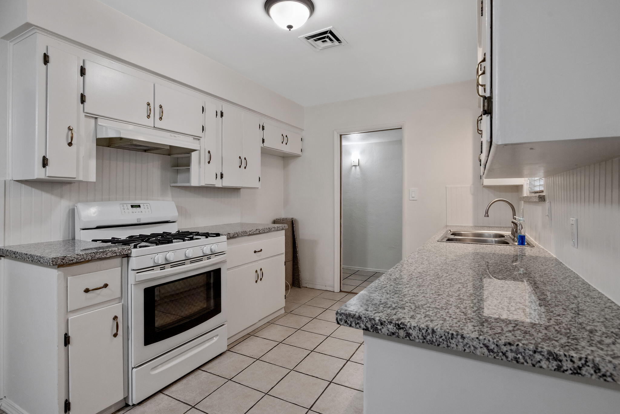 543 S Redwood St, Visalia, CA 93277