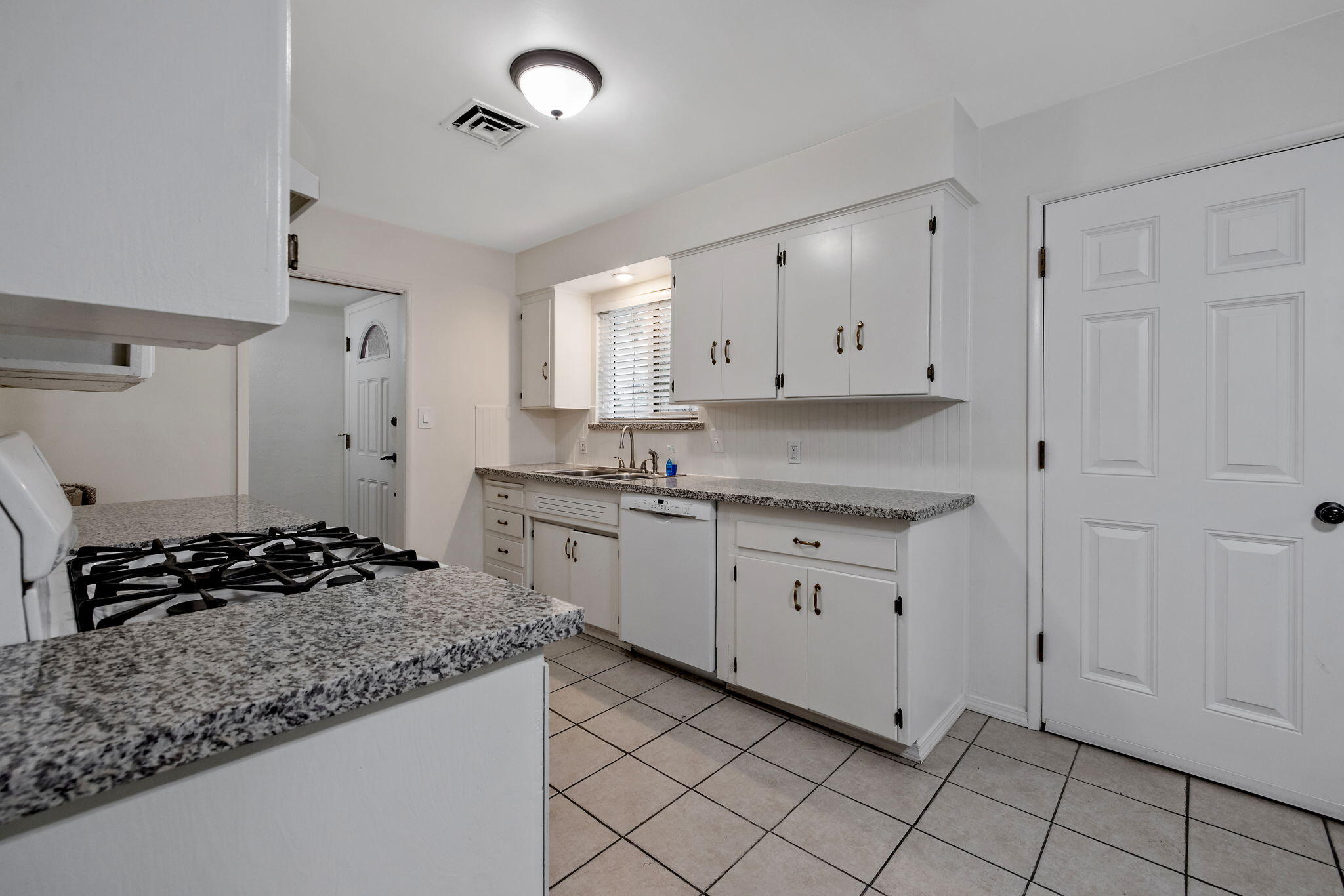 543 S Redwood St, Visalia, CA 93277