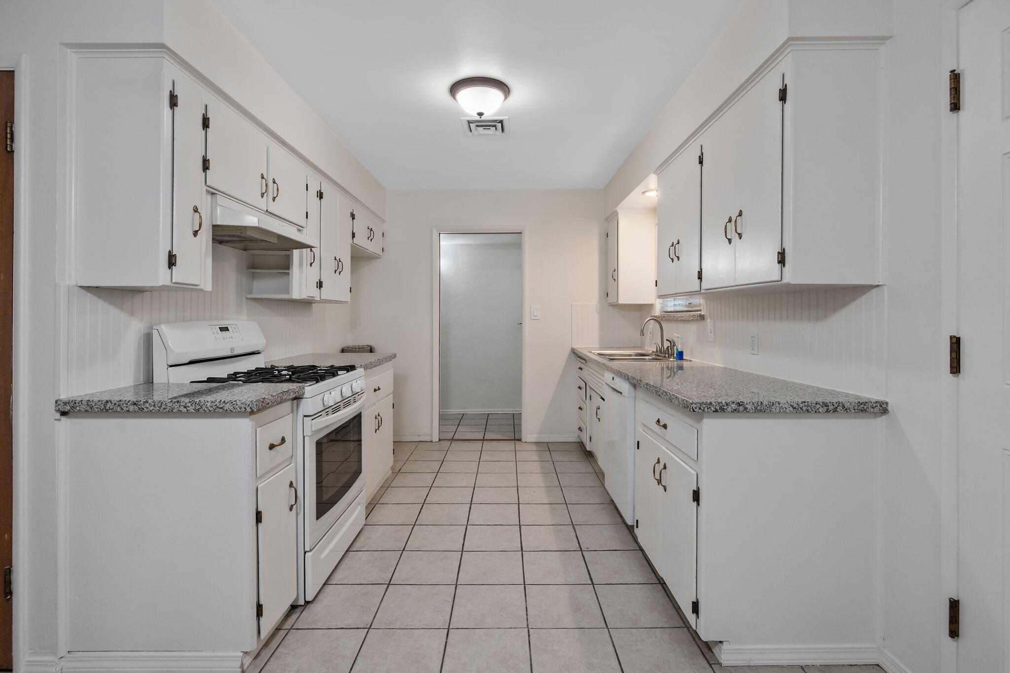 543 S Redwood St, Visalia, CA 93277