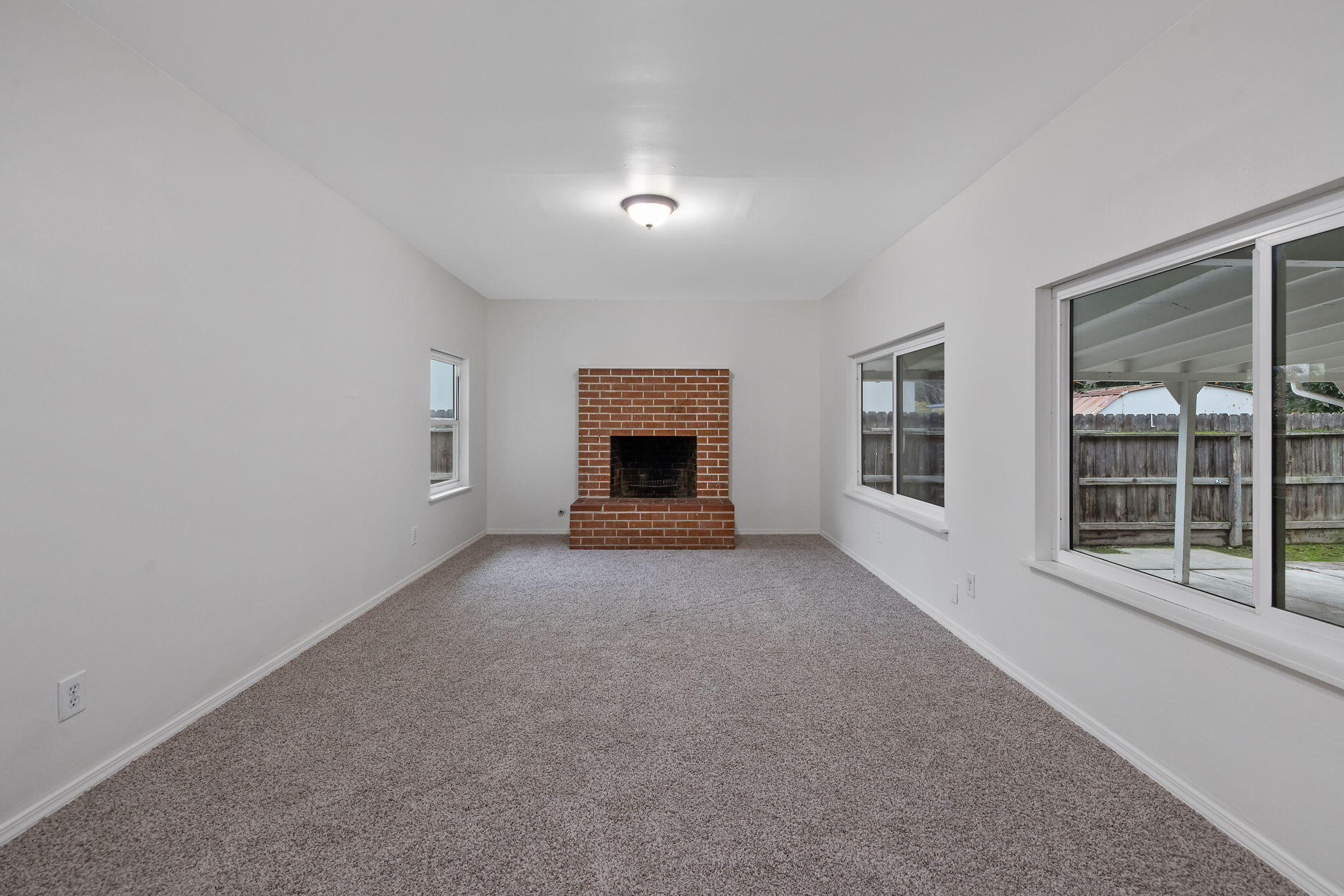 543 S Redwood St, Visalia, CA 93277