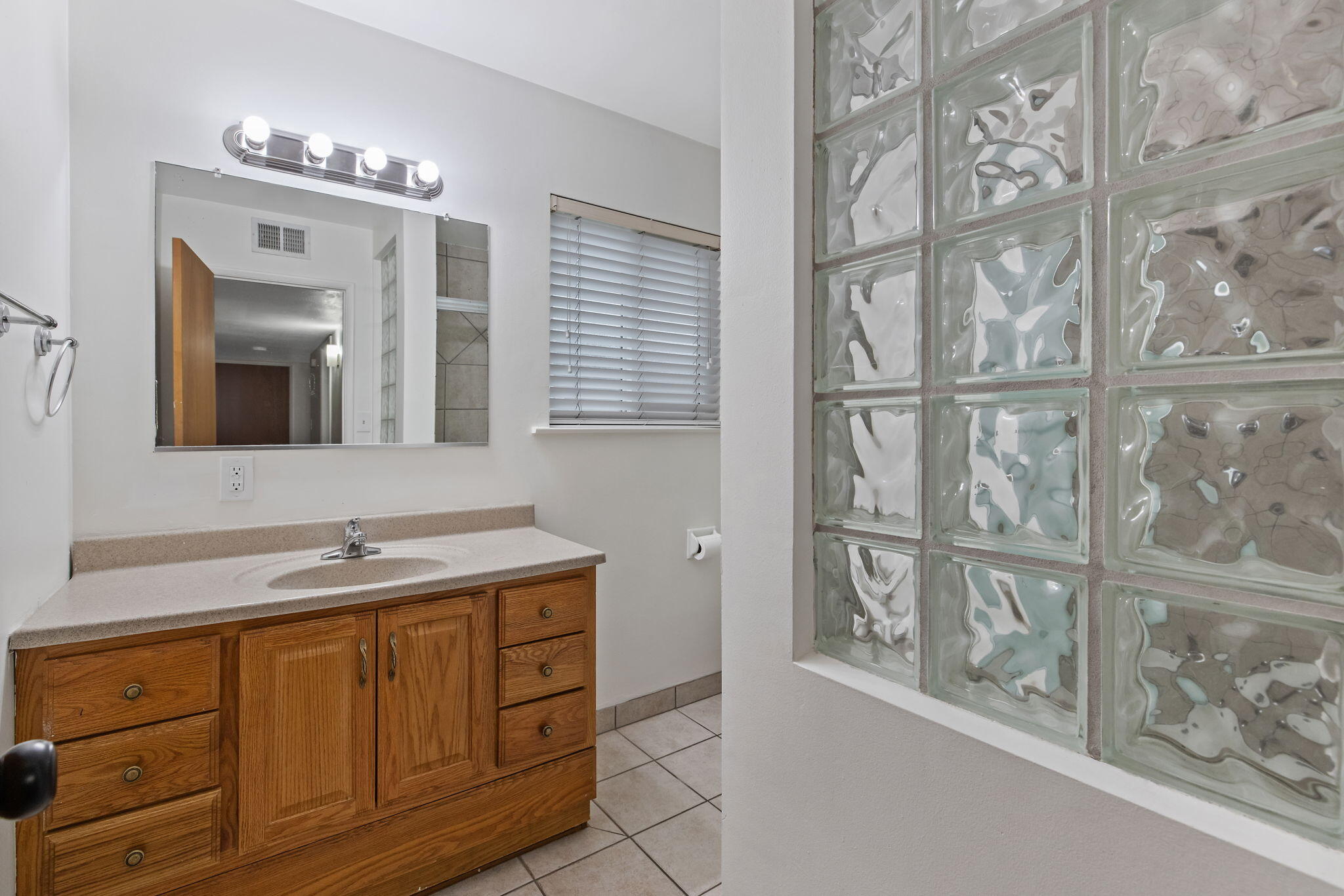 543 S Redwood St, Visalia, CA 93277