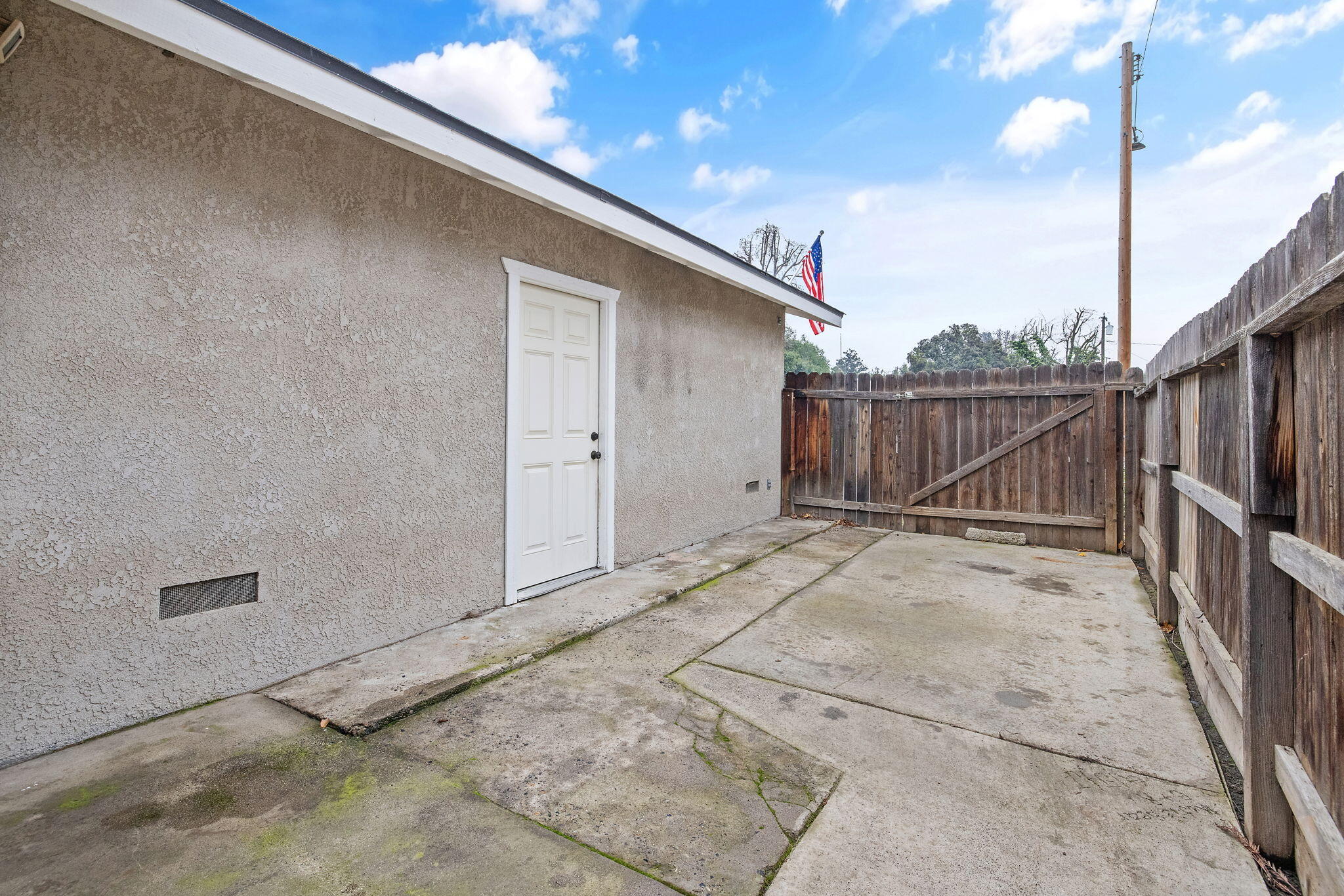 543 S Redwood St, Visalia, CA 93277