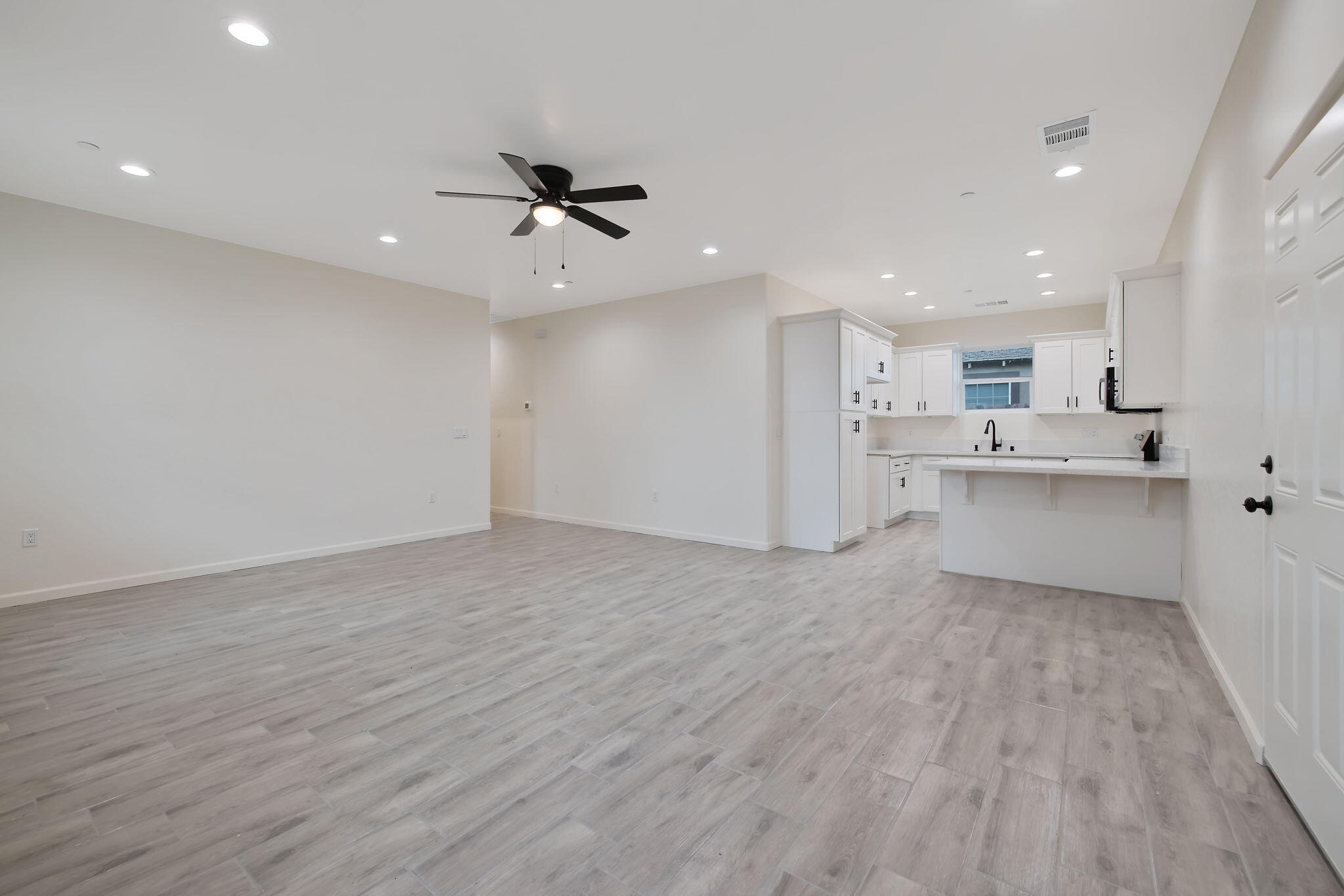 601 E 10th St, Hanford, CA 93230