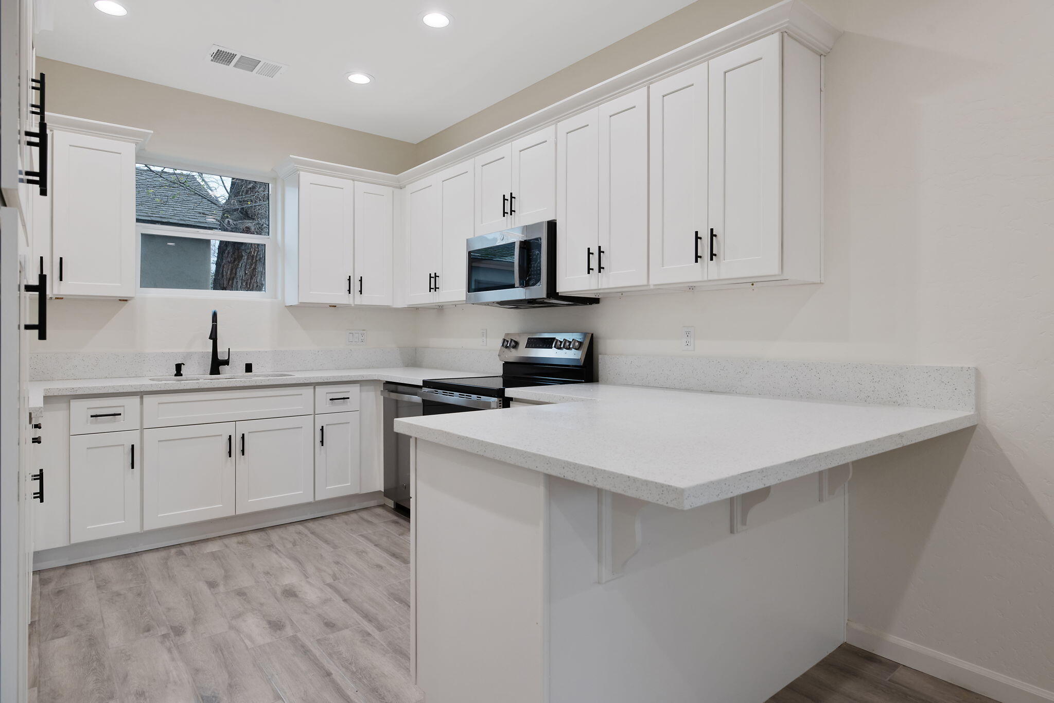 601 E 10th St, Hanford, CA 93230