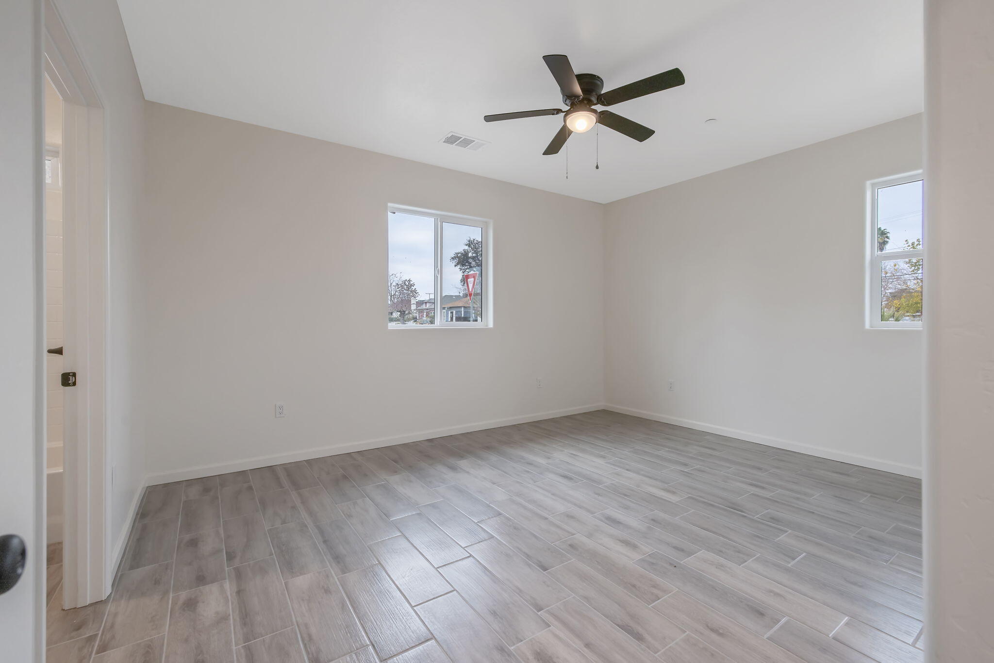 601 E 10th St, Hanford, CA 93230