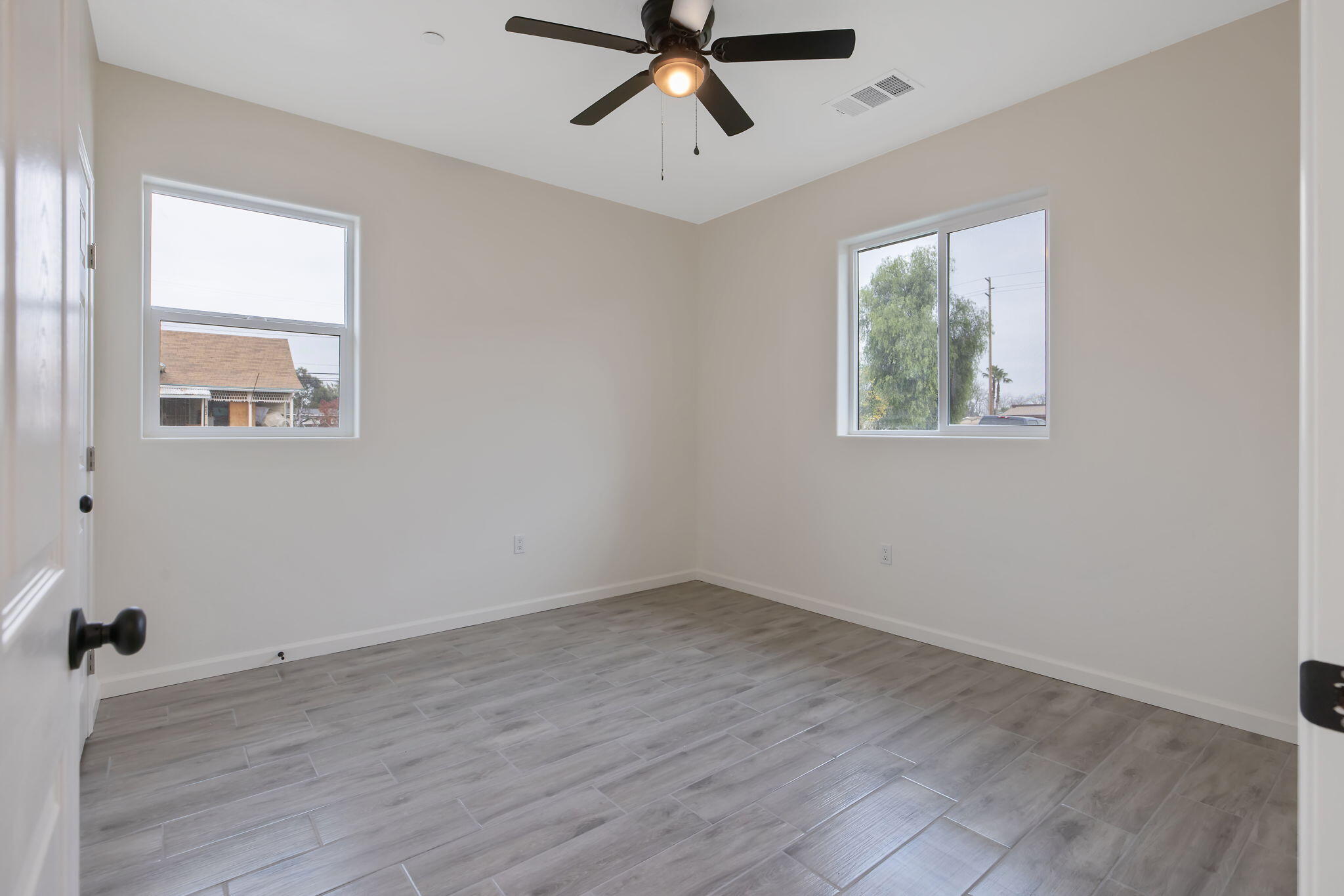 601 E 10th St, Hanford, CA 93230