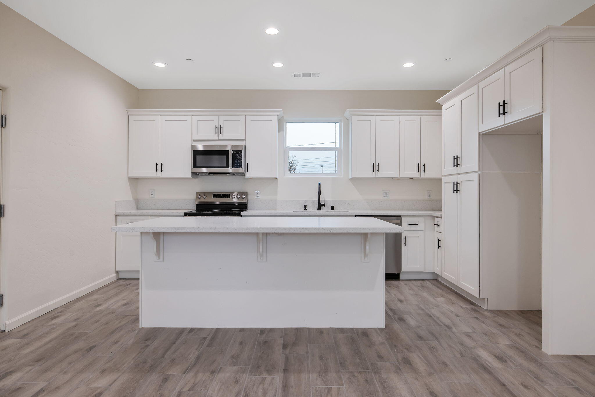 601 E 10th St, Hanford, CA 93230