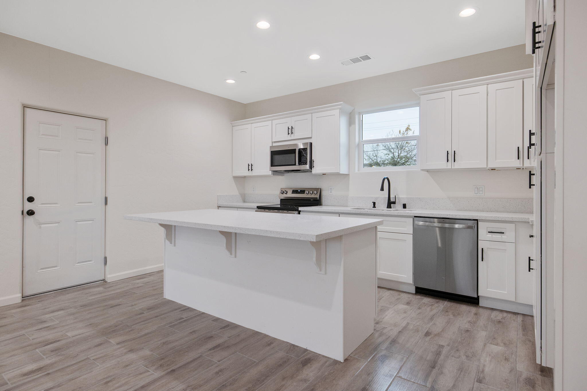 601 E 10th St, Hanford, CA 93230