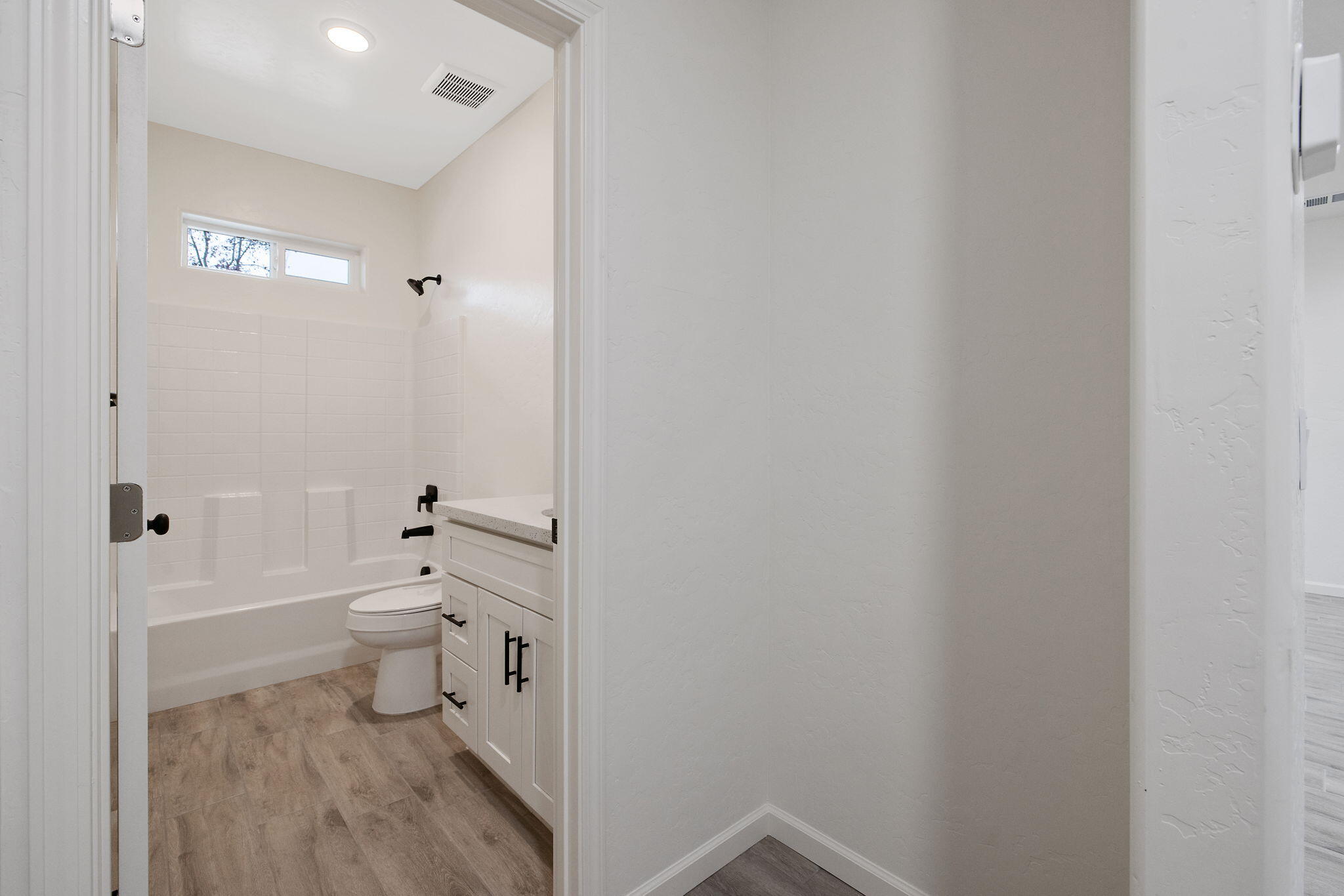 601 E 10th St, Hanford, CA 93230