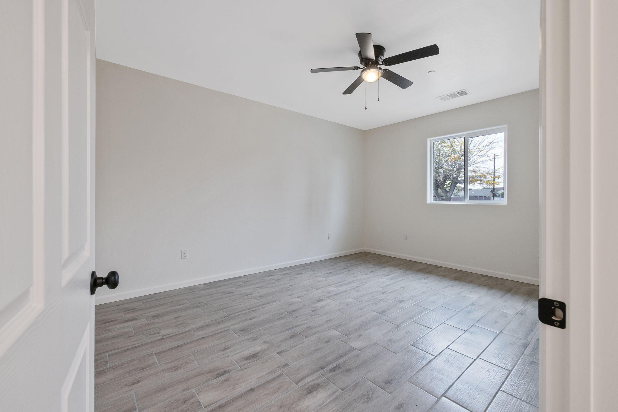 601 E 10th St, Hanford, CA 93230