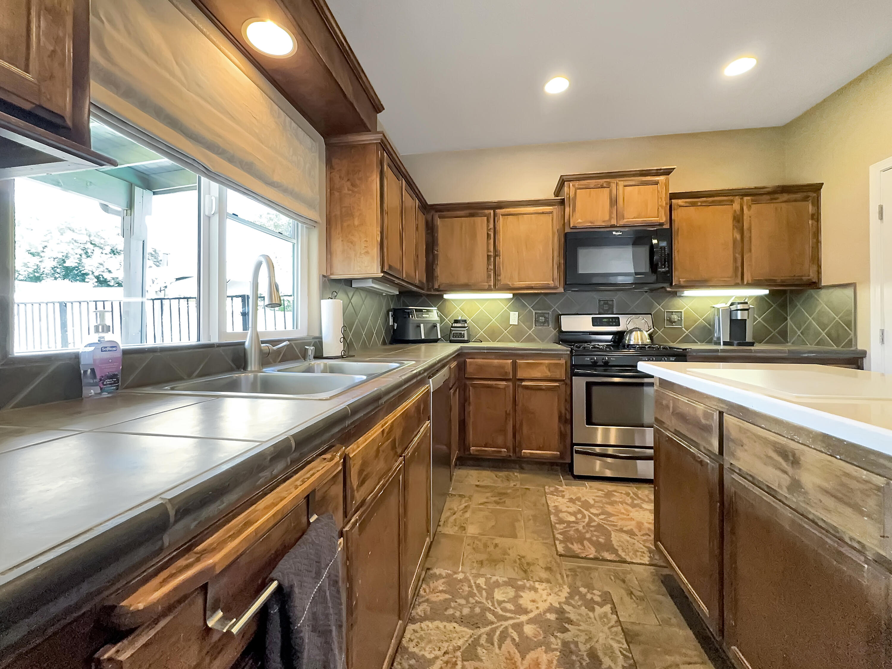 2221 S Conyer Ct, Visalia, CA 93277