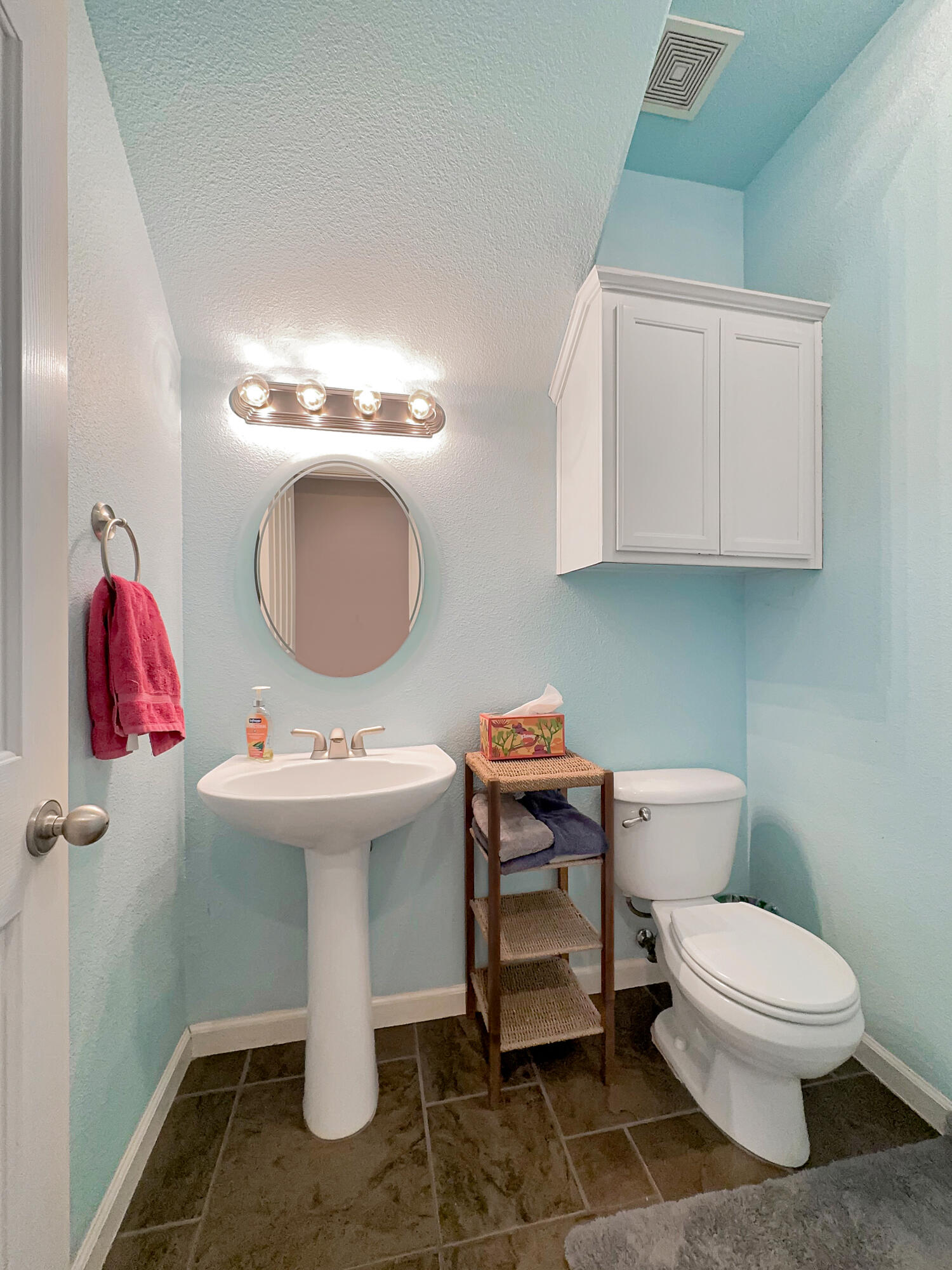 2221 S Conyer Ct, Visalia, CA 93277