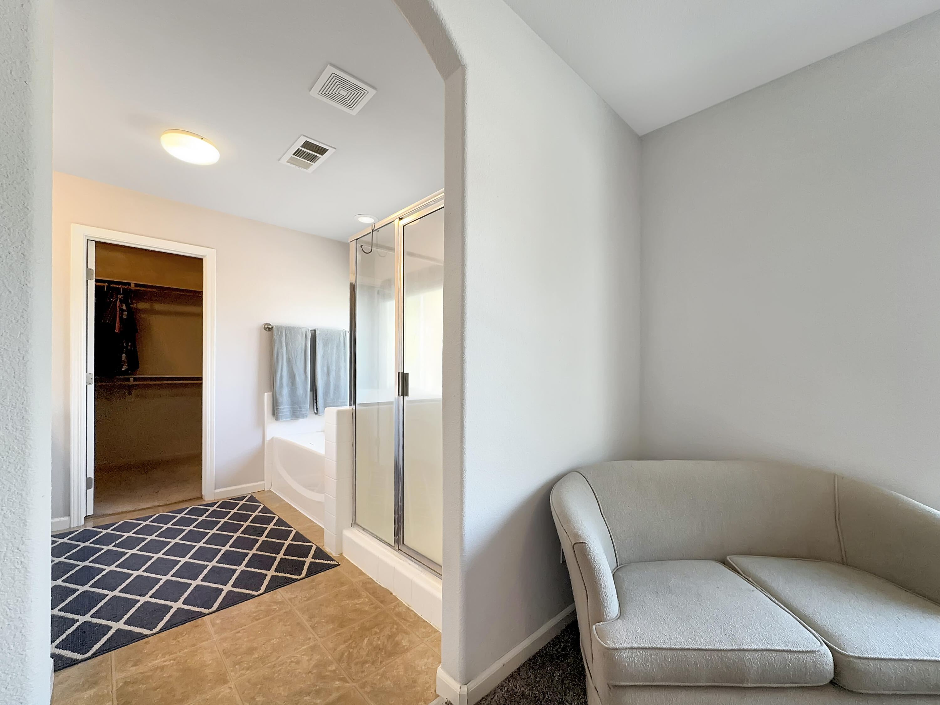 2221 S Conyer Ct, Visalia, CA 93277