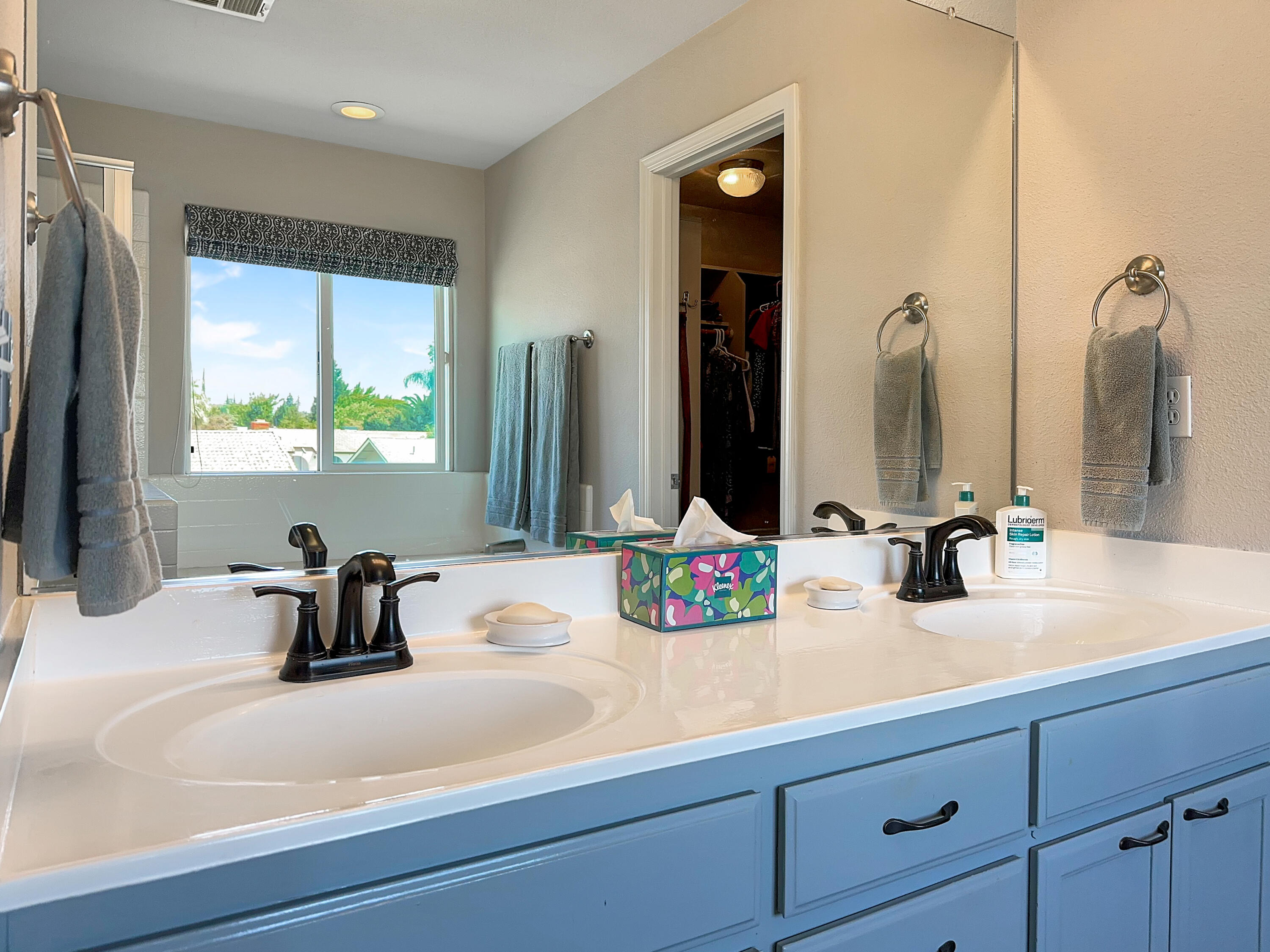 2221 S Conyer Ct, Visalia, CA 93277