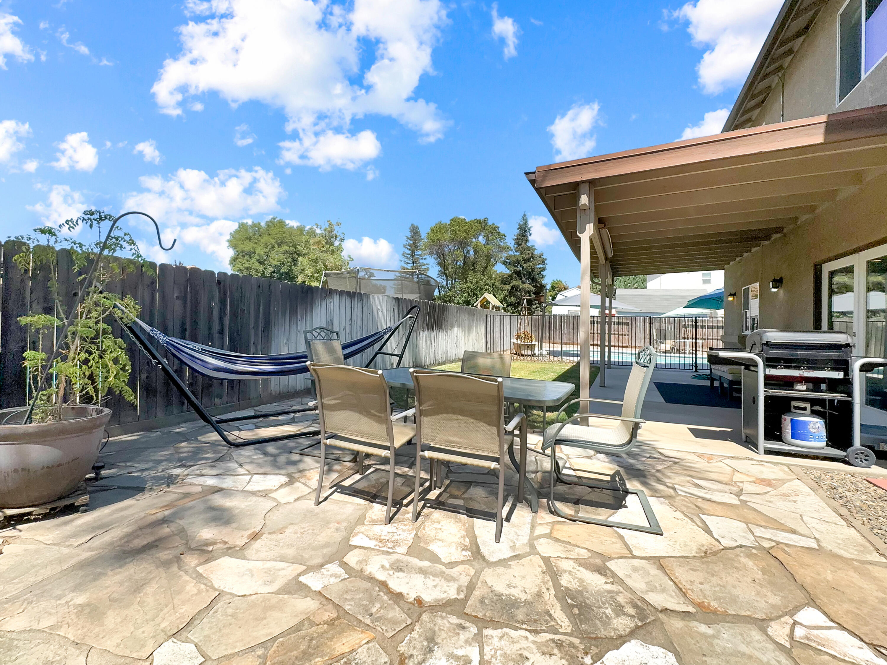 2221 S Conyer Ct, Visalia, CA 93277