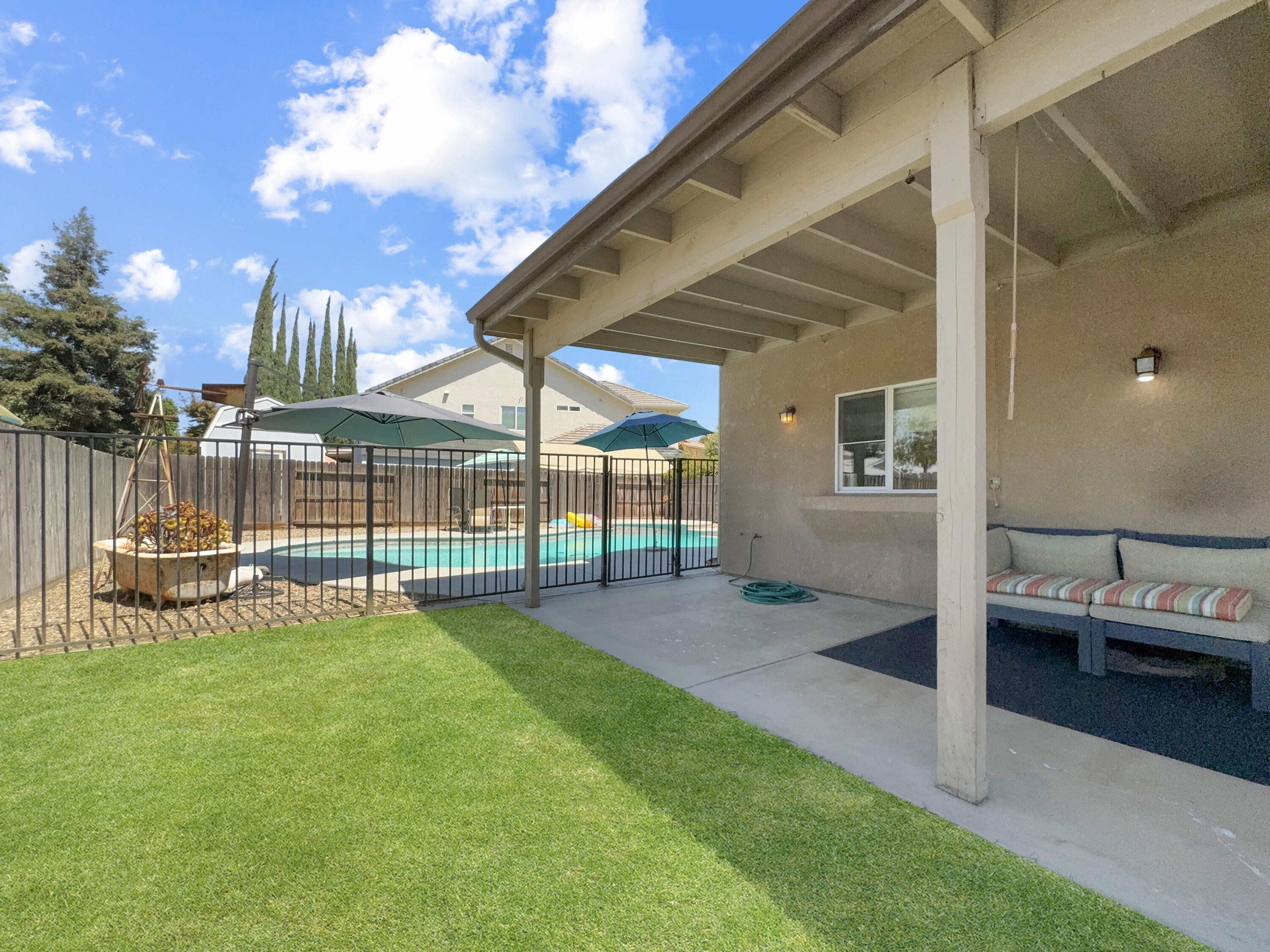 2221 S Conyer Ct, Visalia, CA 93277