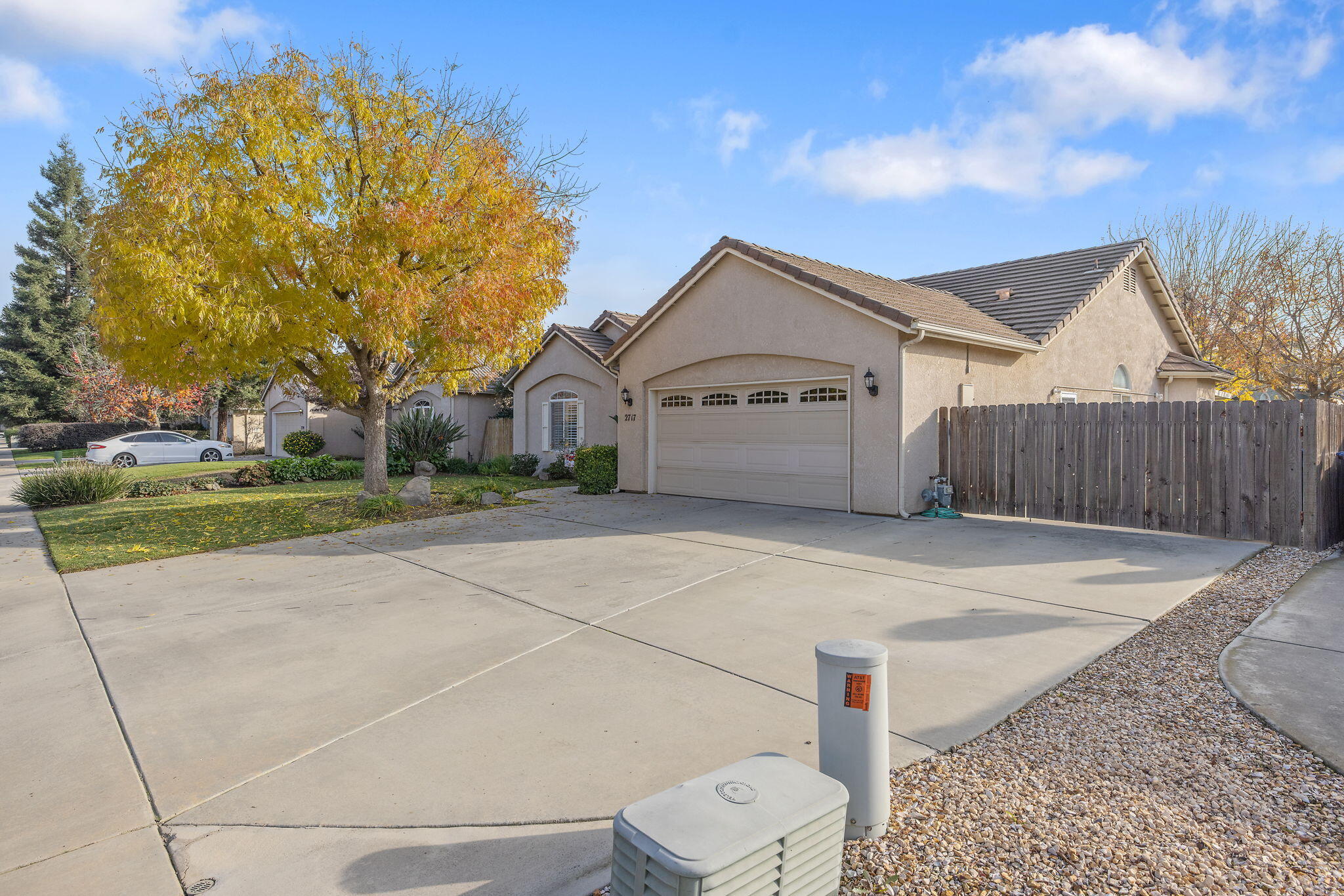 2717 W Oakridge Ave, Visalia, CA 93291