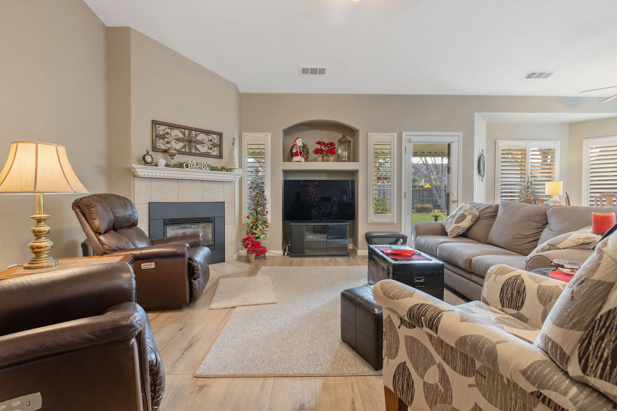 2717 W Oakridge Ave, Visalia, CA 93291