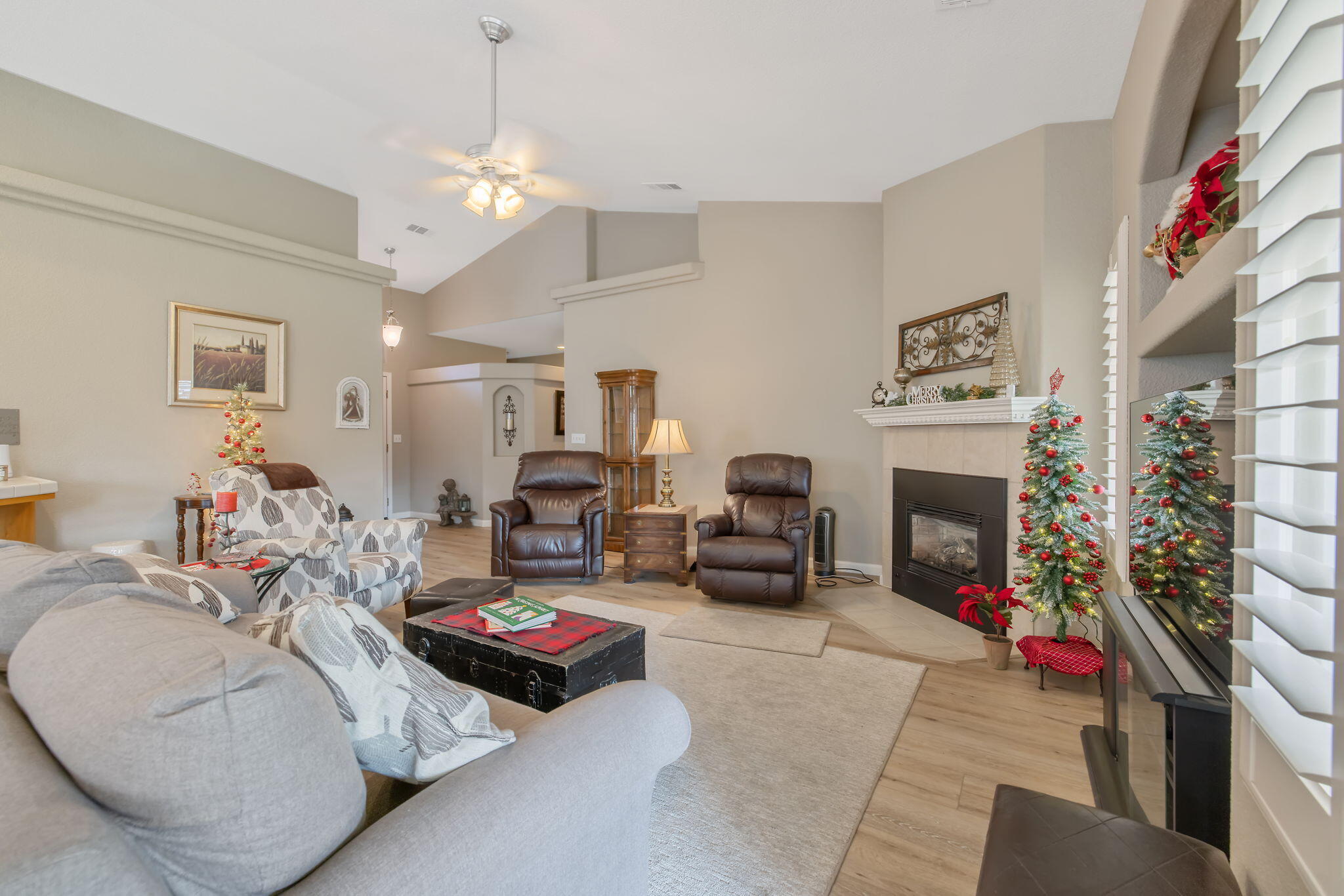 2717 W Oakridge Ave, Visalia, CA 93291