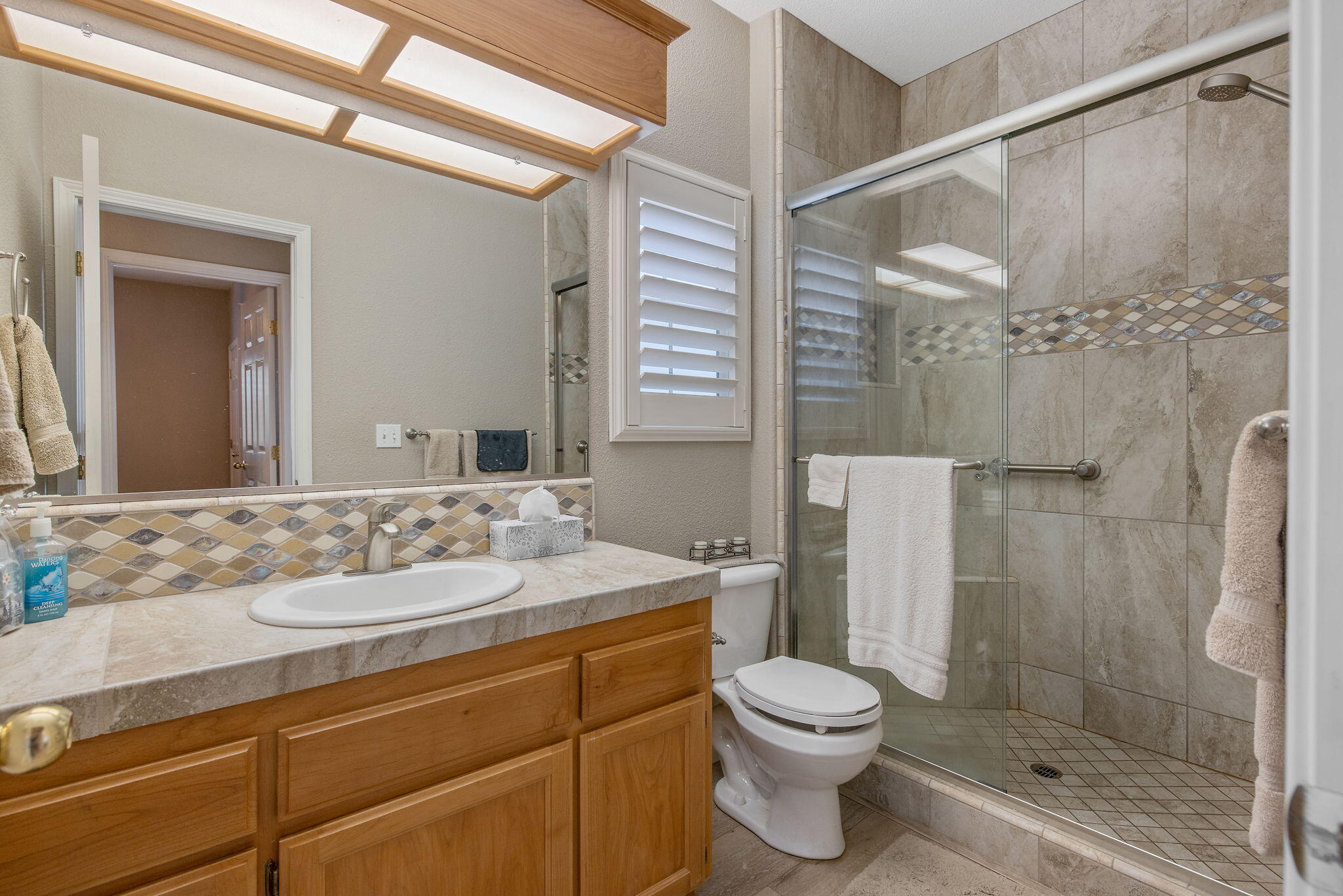 2717 W Oakridge Ave, Visalia, CA 93291